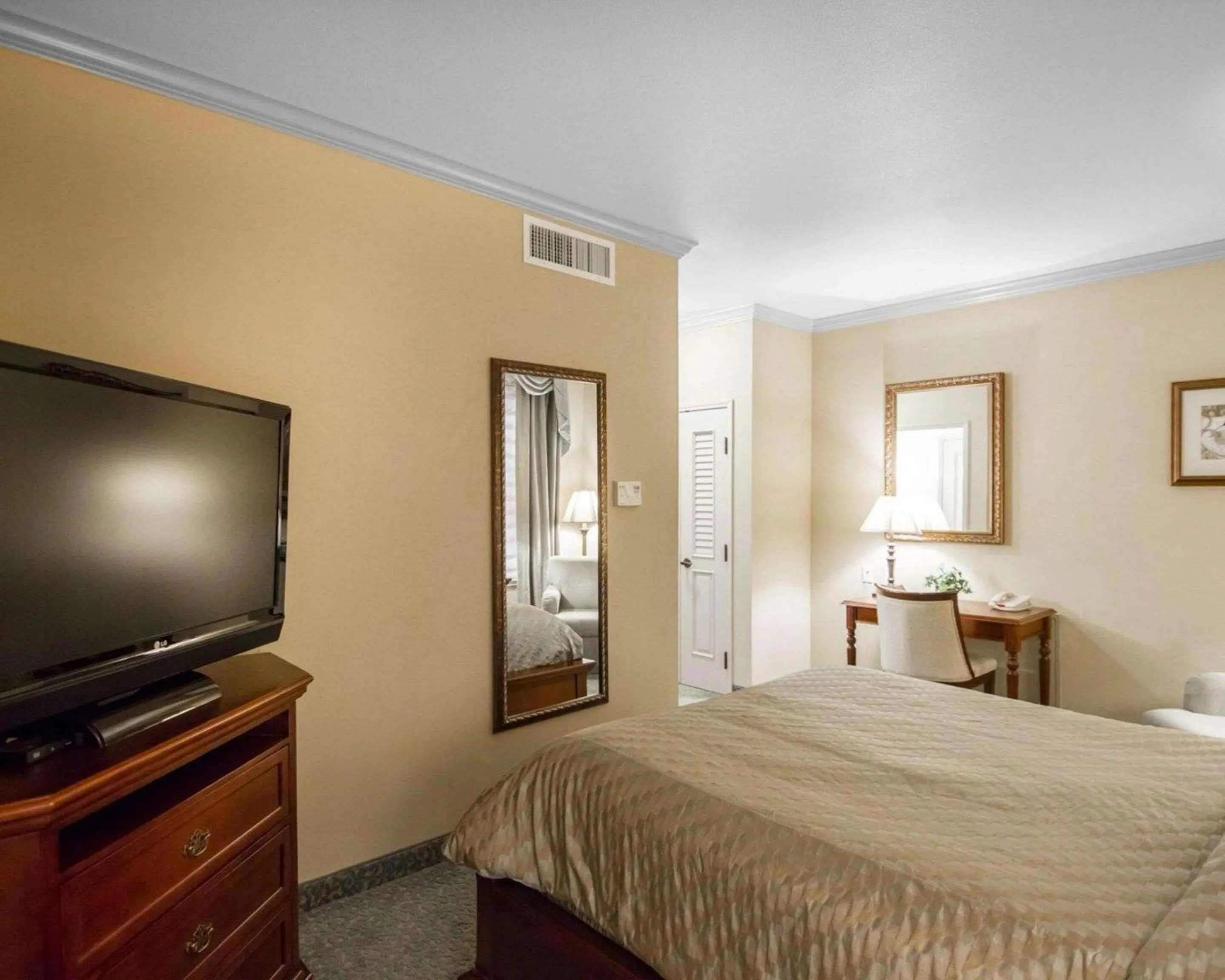 Bedroom, Bed in Liberty Hotel, an Ascend Collection Hotel