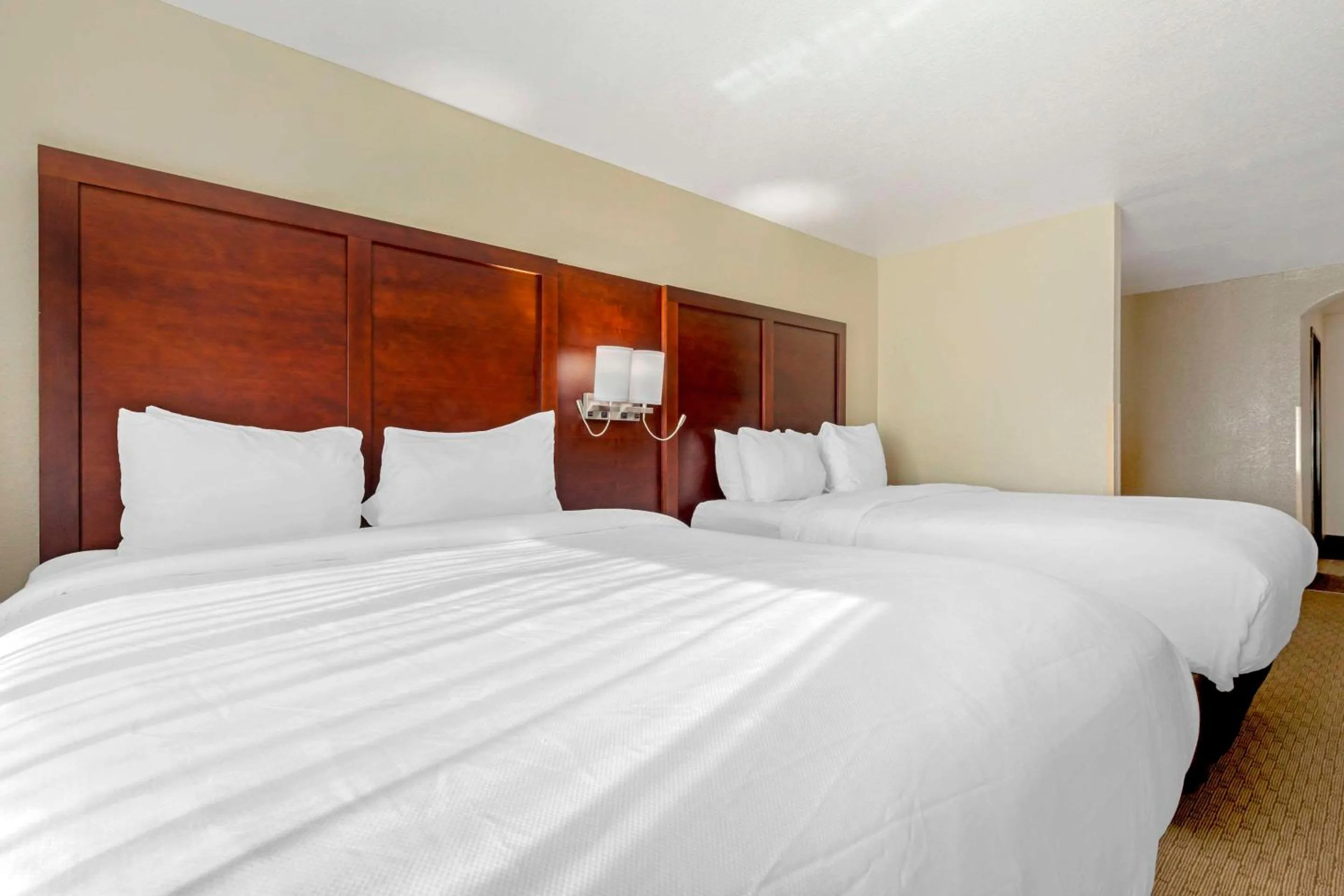 Bedroom, Bed in Comfort Suites Benbrook - Fort Worth Southwest