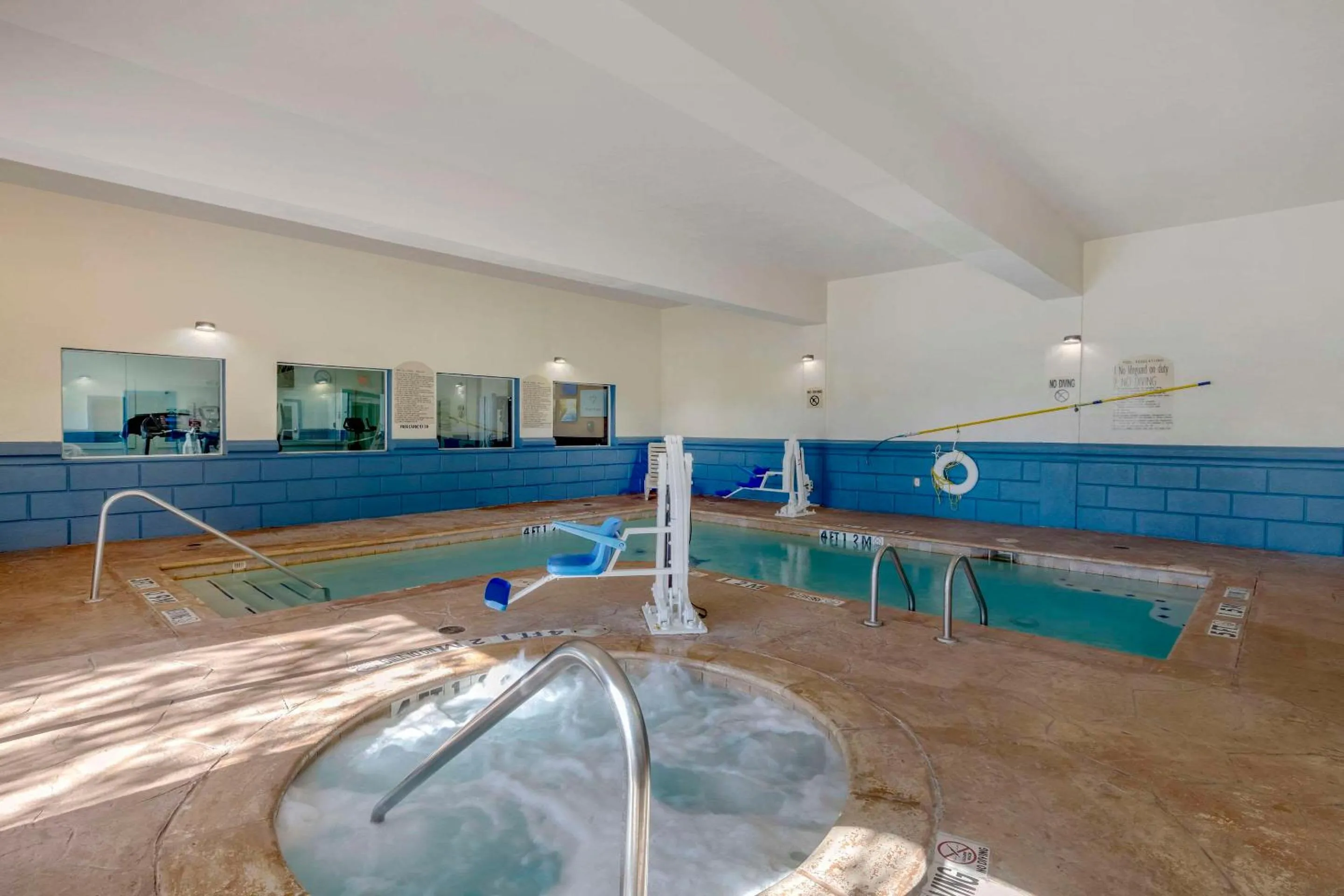 Swimming pool in Comfort Suites Benbrook - Fort Worth Southwest