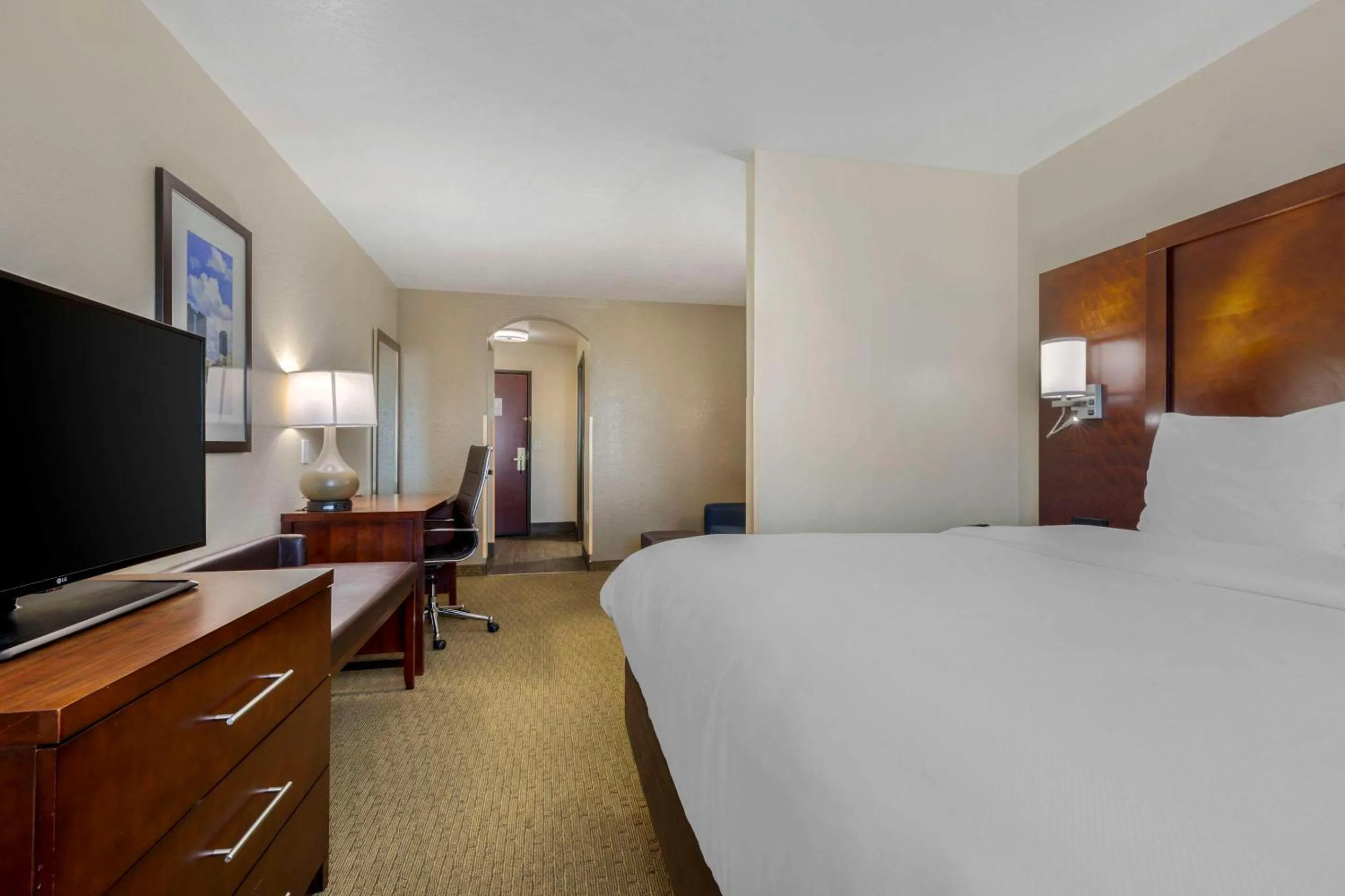 Bedroom, Bed in Comfort Suites Benbrook - Fort Worth Southwest