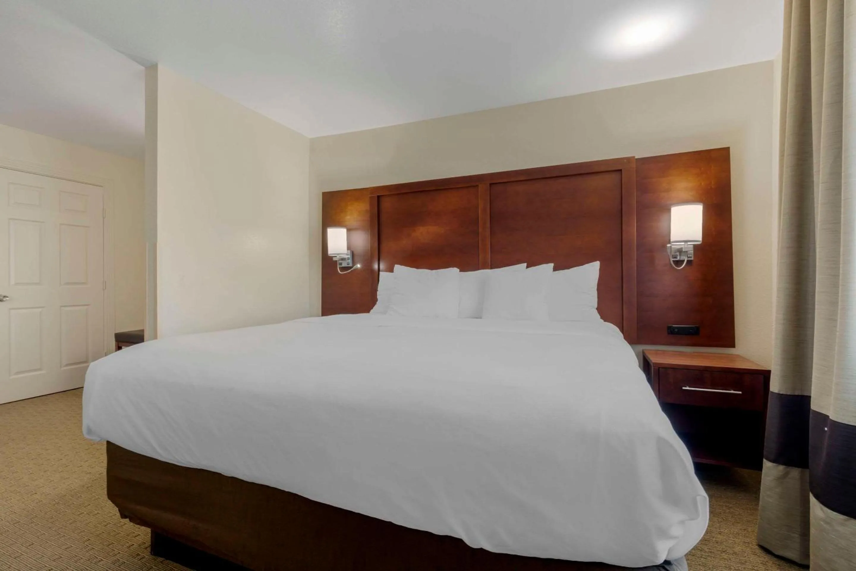 Bedroom, Bed in Comfort Suites Benbrook - Fort Worth Southwest