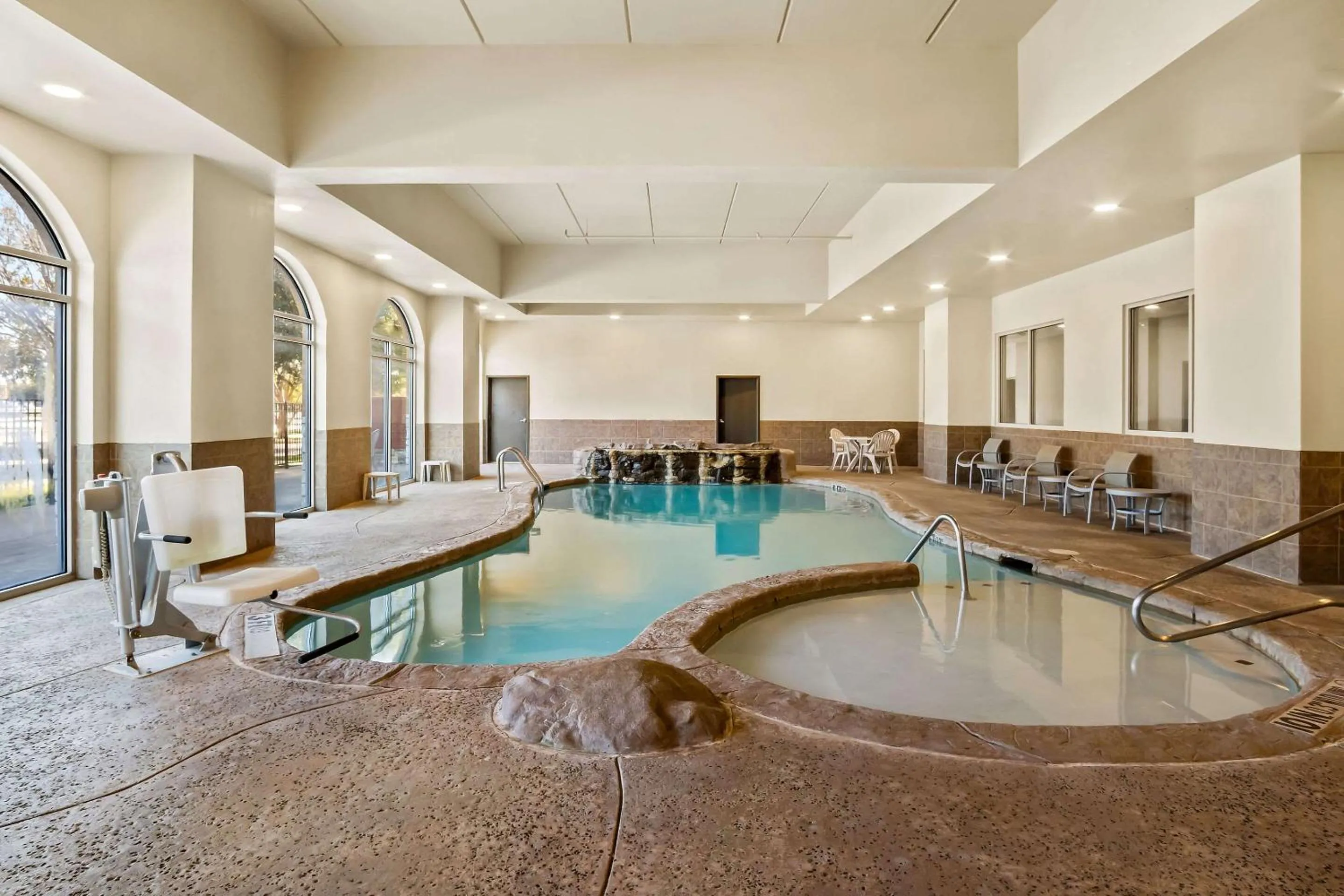 Swimming pool in Comfort Suites Frisco
