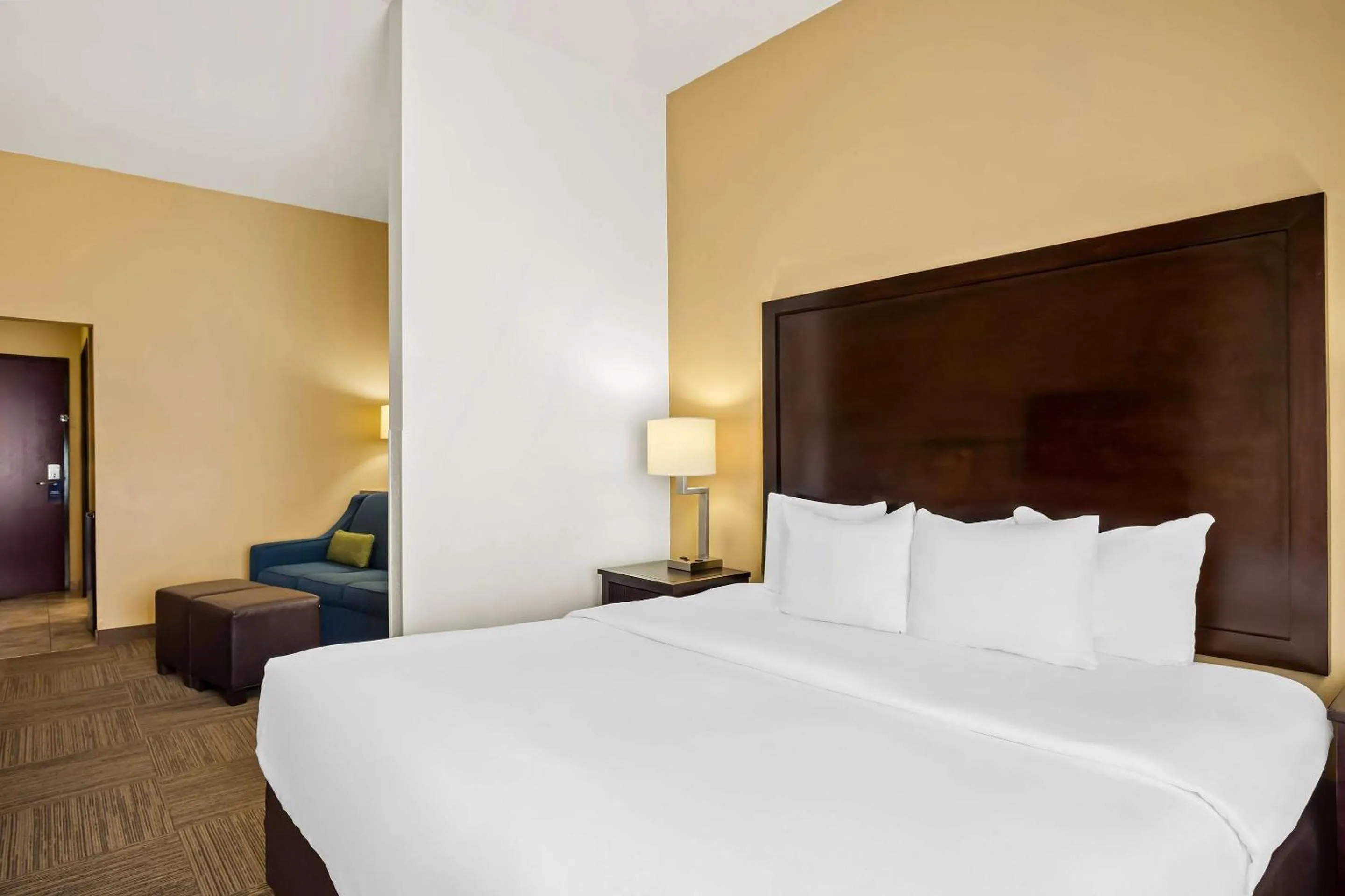 Bedroom, Bed in Comfort Suites Frisco