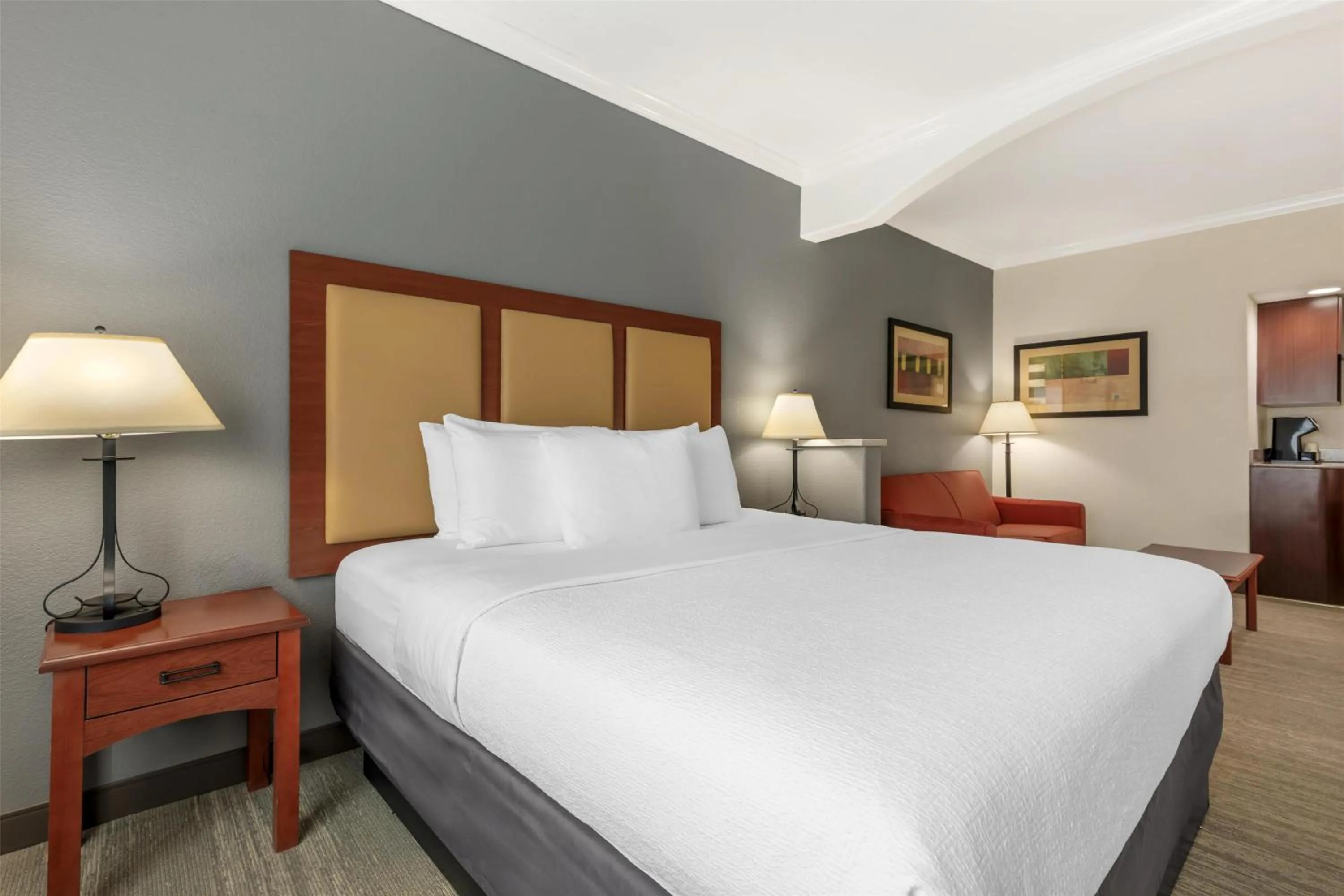 Photo of the whole room, Bed in Best Western Plus Waxahachie Inn & Suites