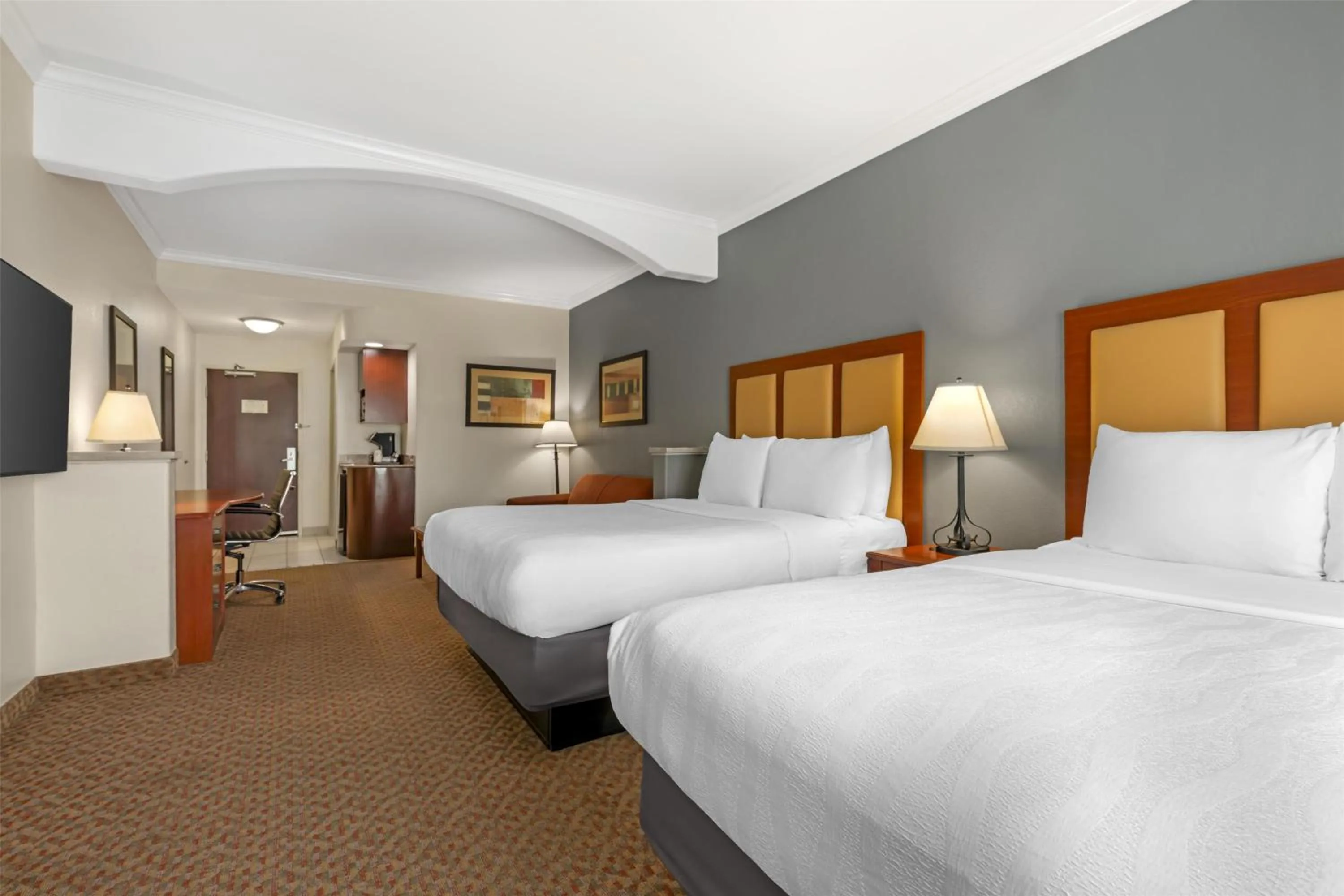 Photo of the whole room, Bed in Best Western Plus Waxahachie Inn & Suites