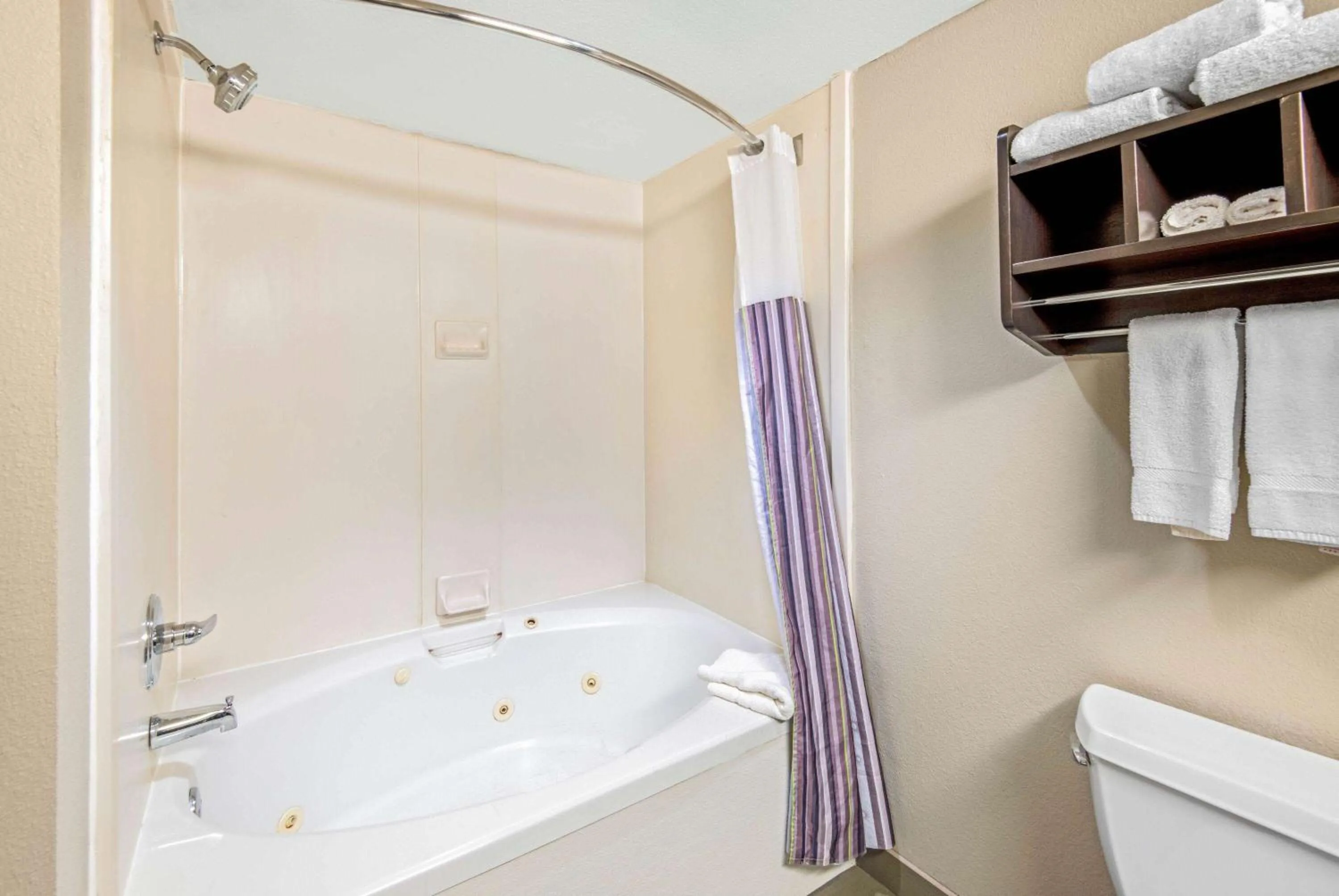 Bathroom in La Quinta by Wyndham Denison - North Lake Texoma