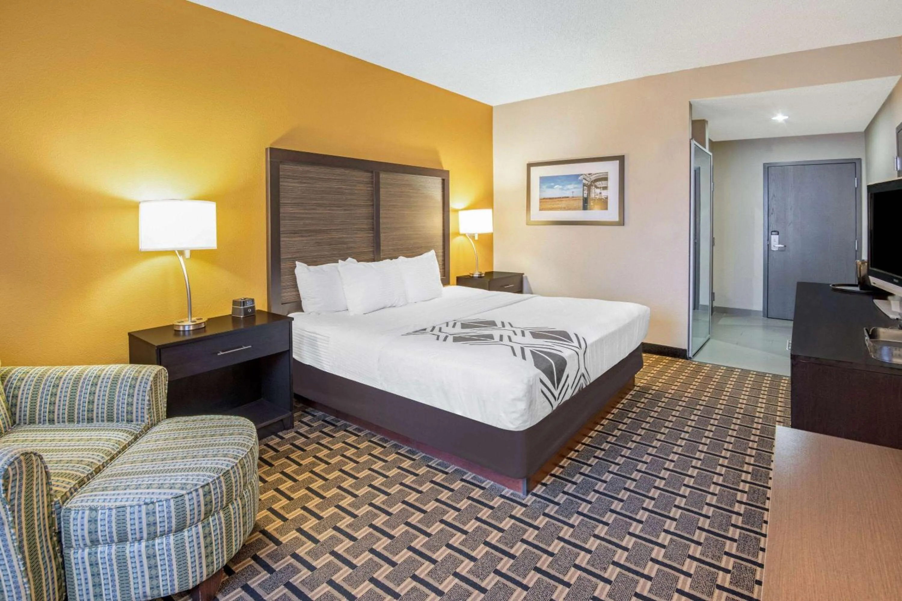 Photo of the whole room, Bed in La Quinta by Wyndham Denison - North Lake Texoma