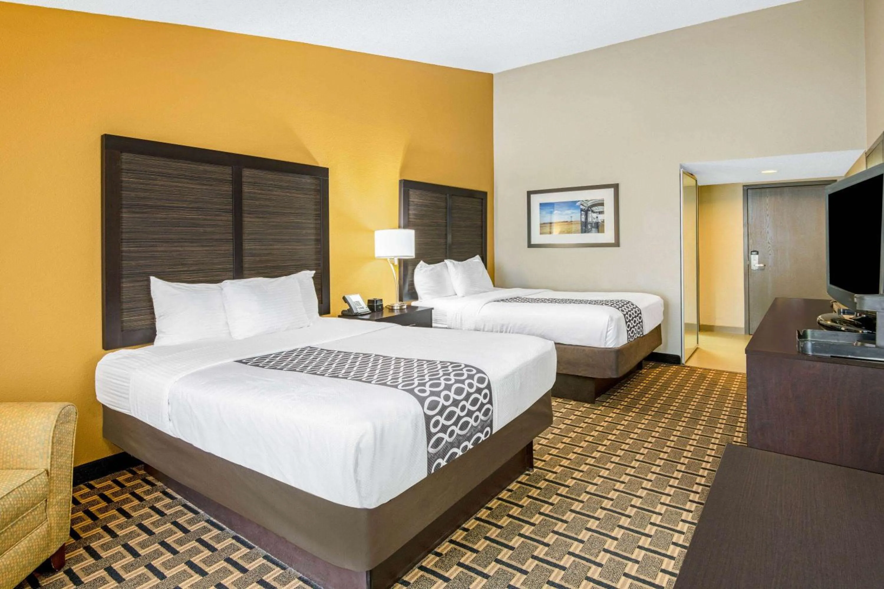 Photo of the whole room, Bed in La Quinta by Wyndham Denison - North Lake Texoma