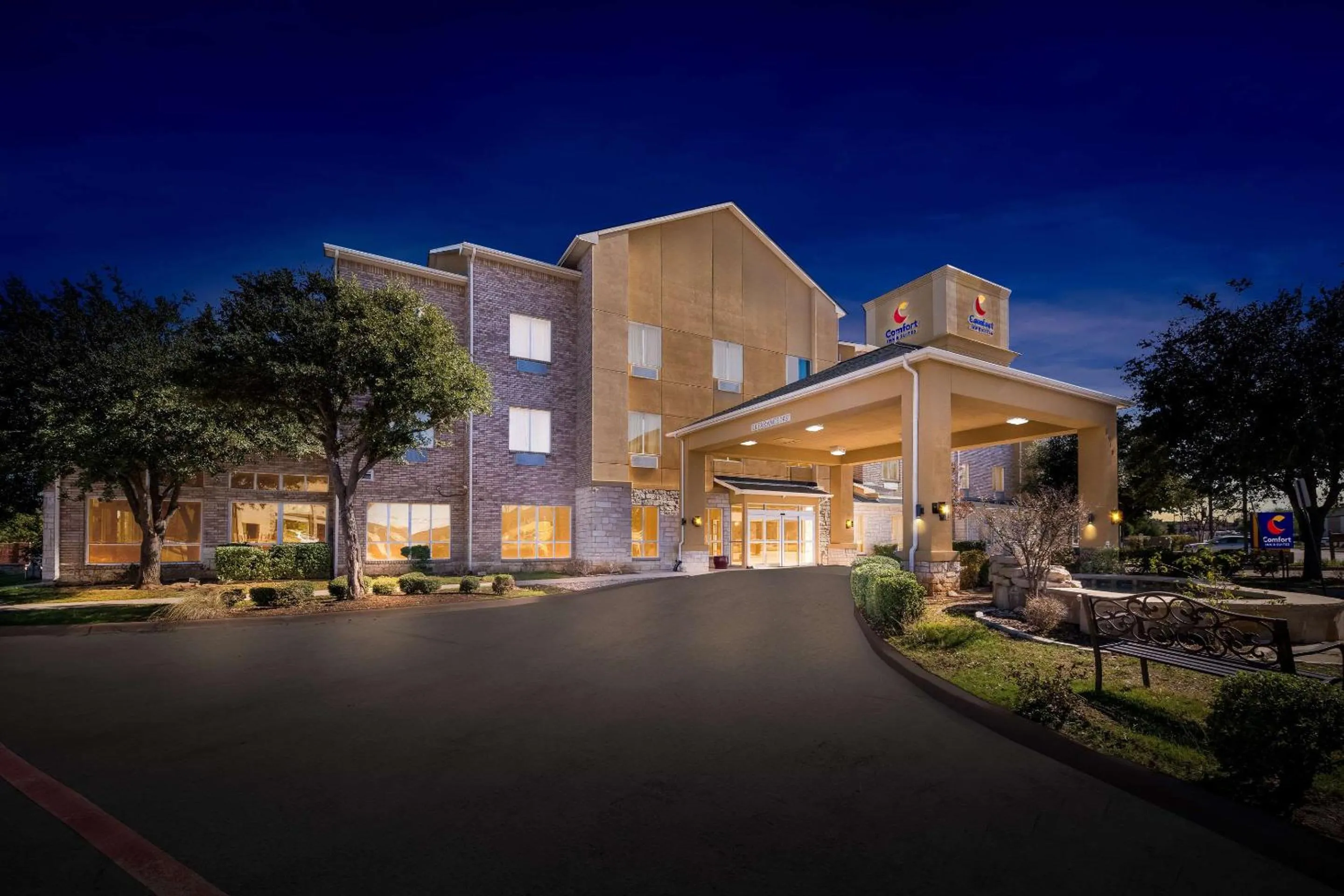 Property building in Comfort Inn & Suites Near Lake Lewisville