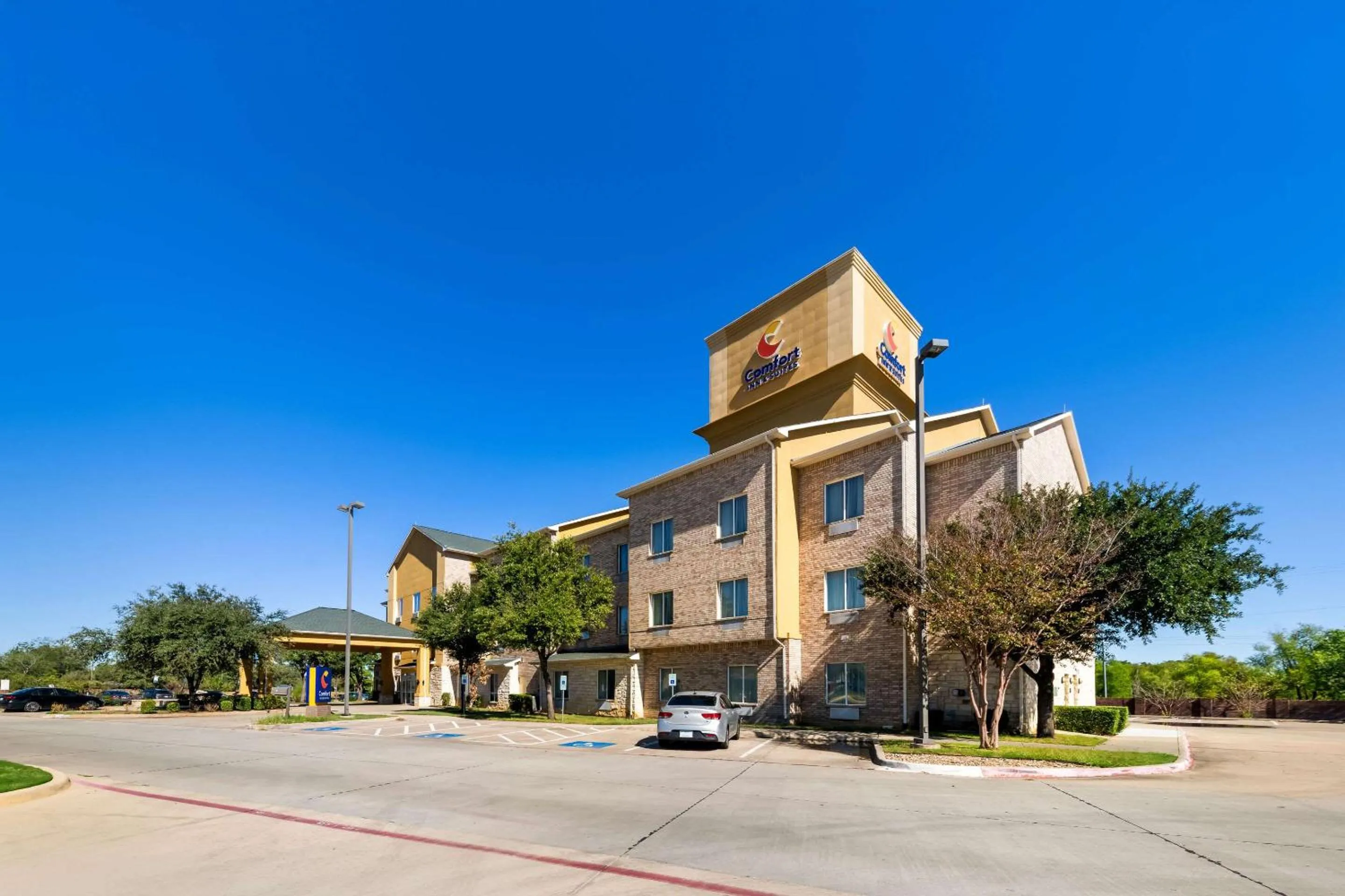 Property building in Comfort Inn & Suites Near Lake Lewisville