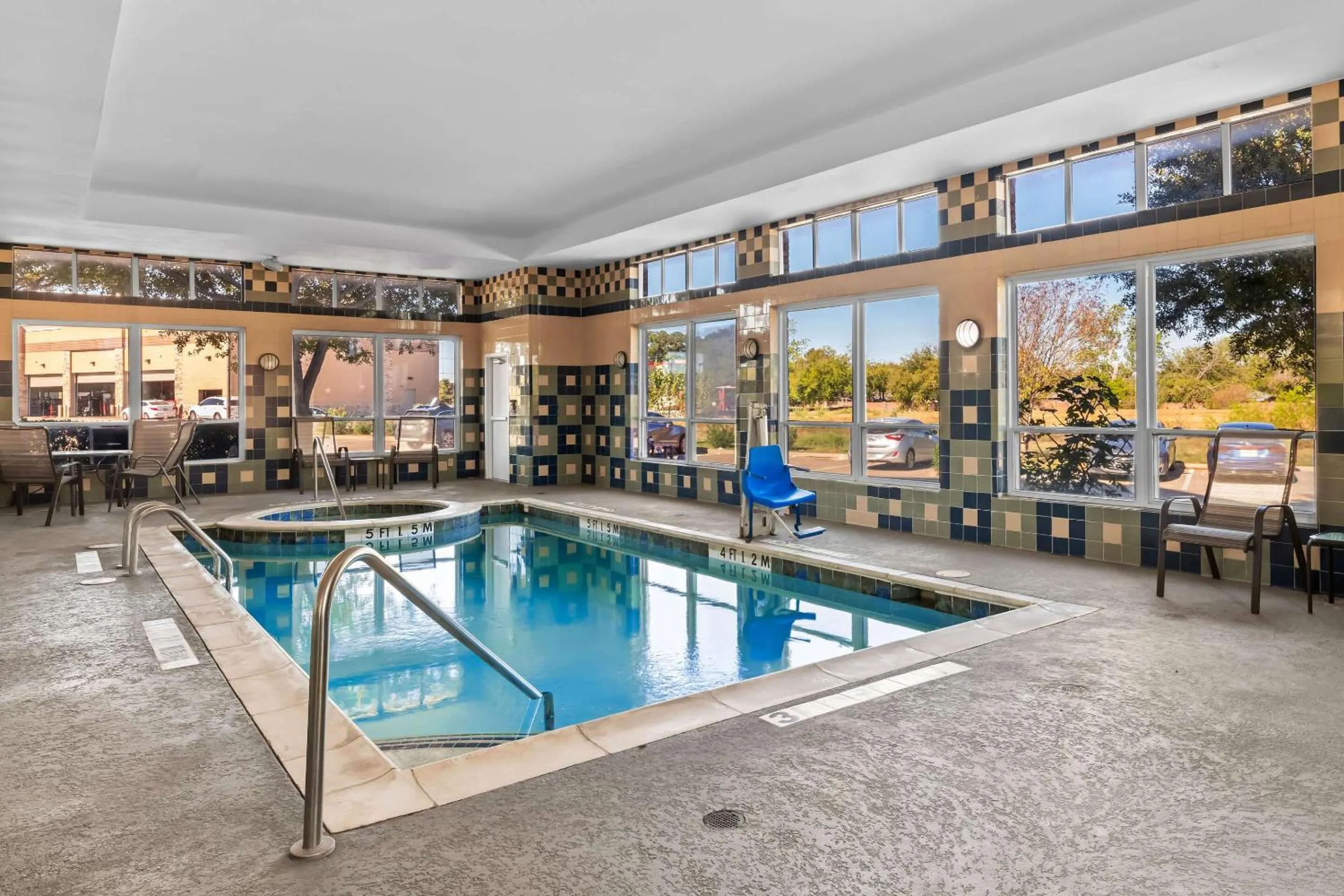 Swimming pool in Comfort Inn & Suites Near Lake Lewisville