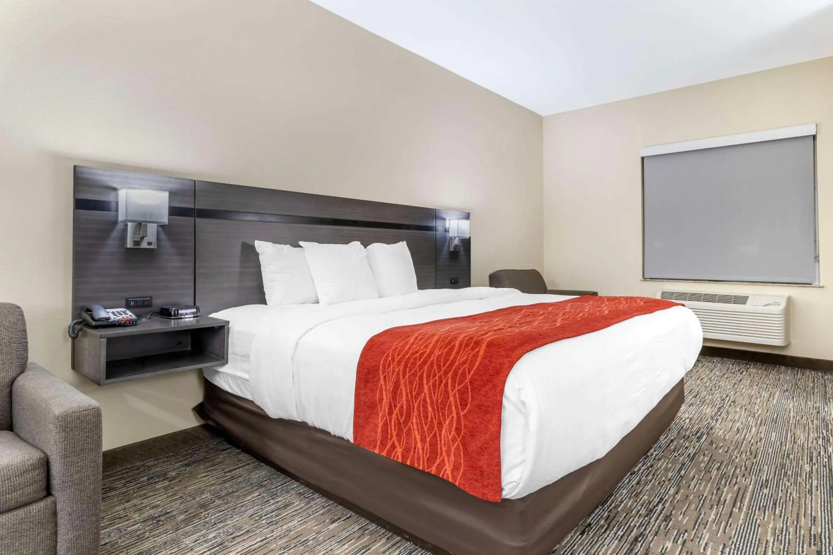 Bedroom, Bed in Comfort Inn Orange I-10