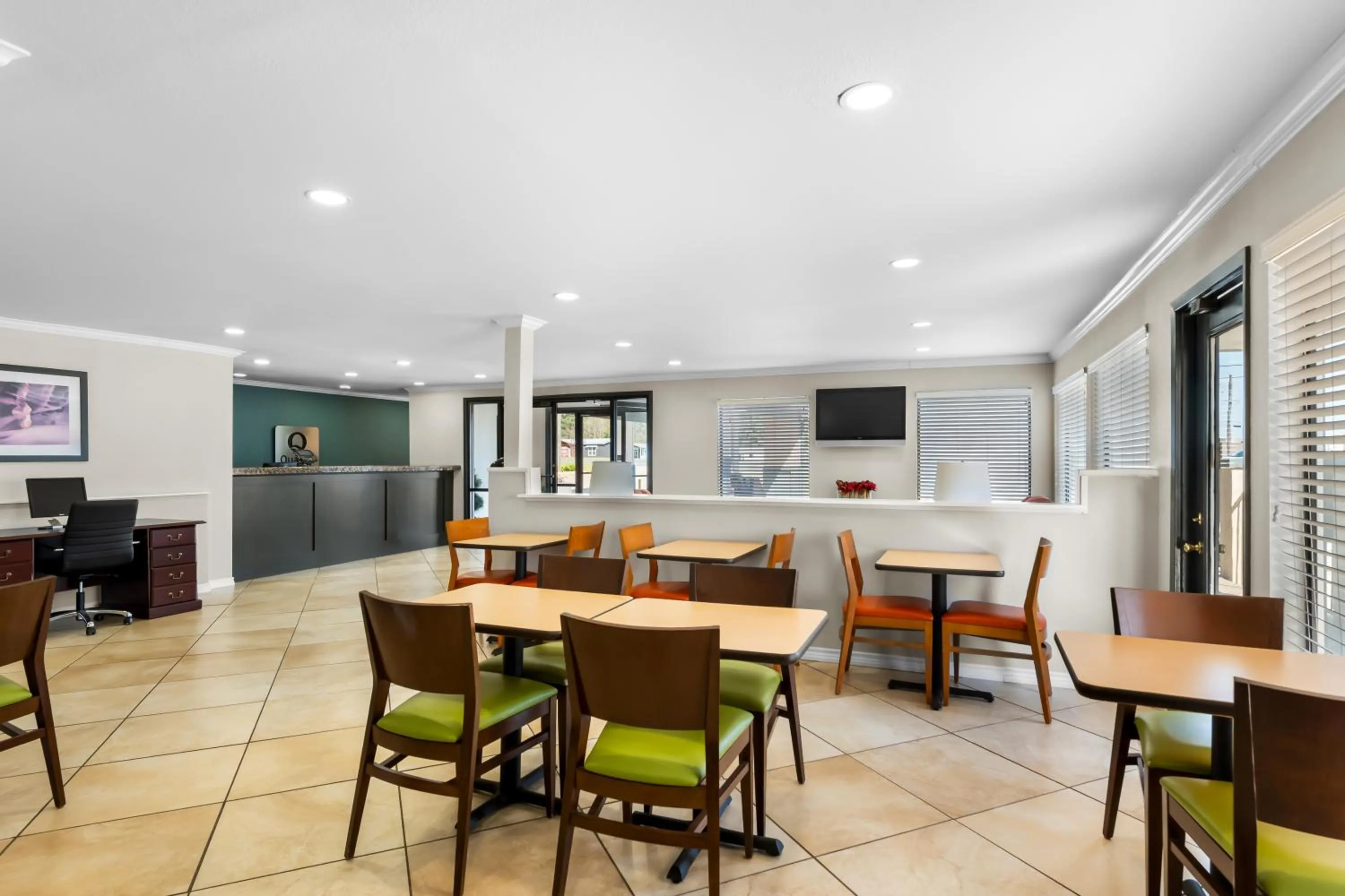 Breakfast in Quality Inn Marshall