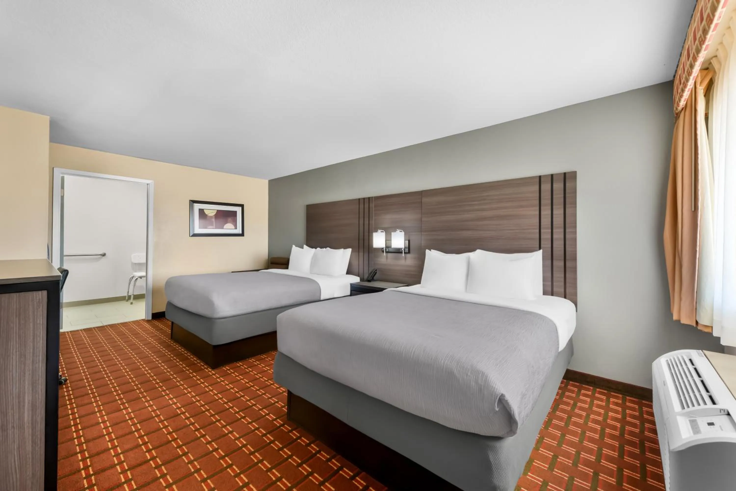 Bed in Quality Inn Marshall