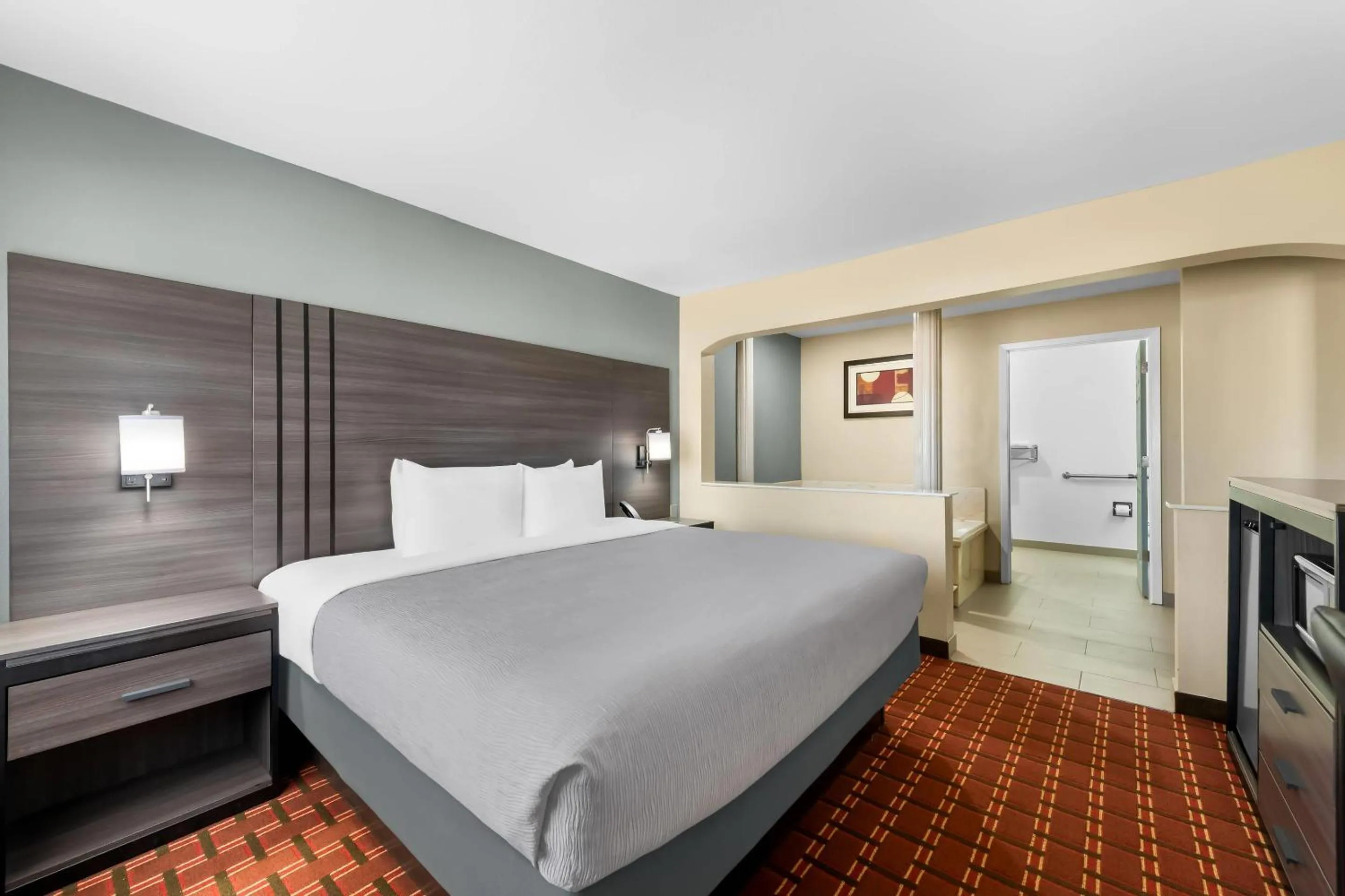 Bedroom, Bed in Quality Inn Marshall