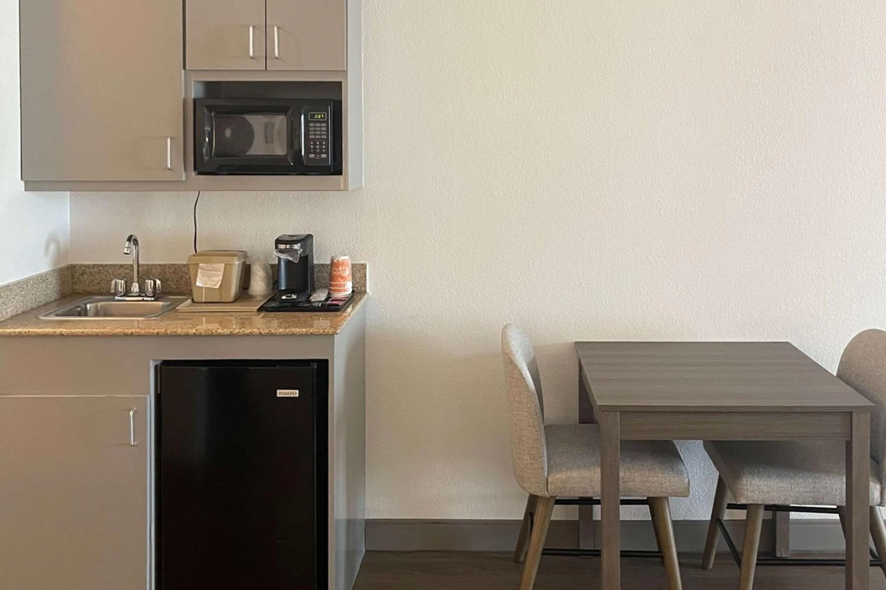 Dining area in Comfort Suites