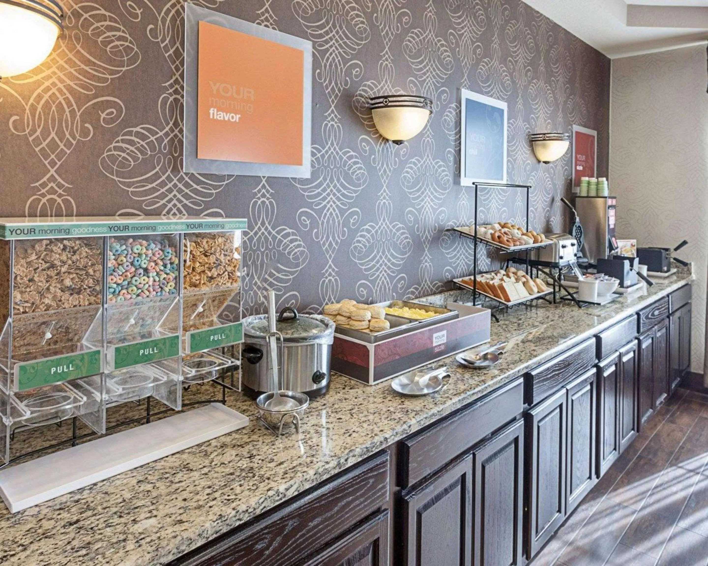 Restaurant/places to eat, Kitchen/Kitchenette in Comfort Inn near Seaworld - Lackland AFB