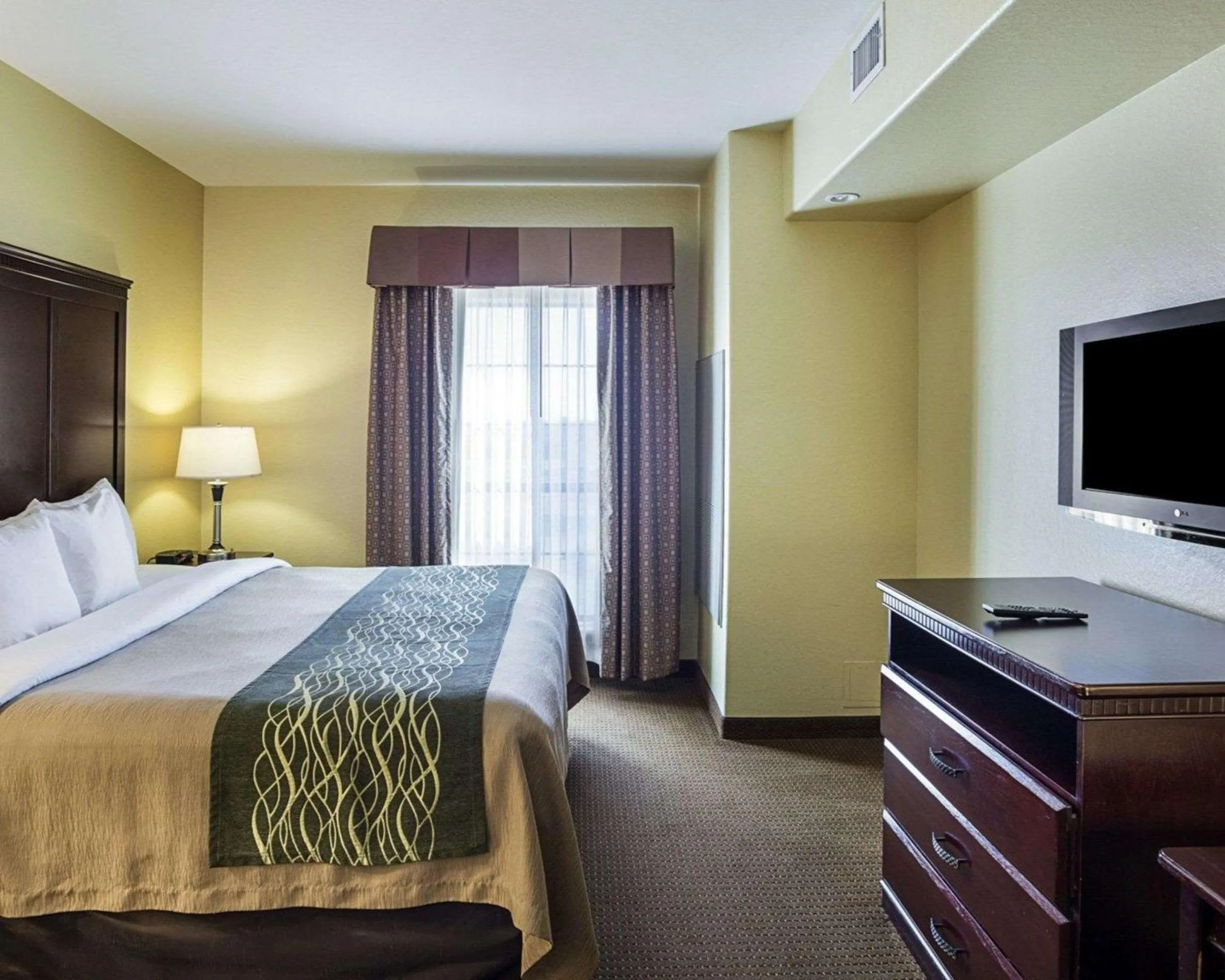 Photo of the whole room, TV/Entertainment Center in Comfort Inn near Seaworld - Lackland AFB
