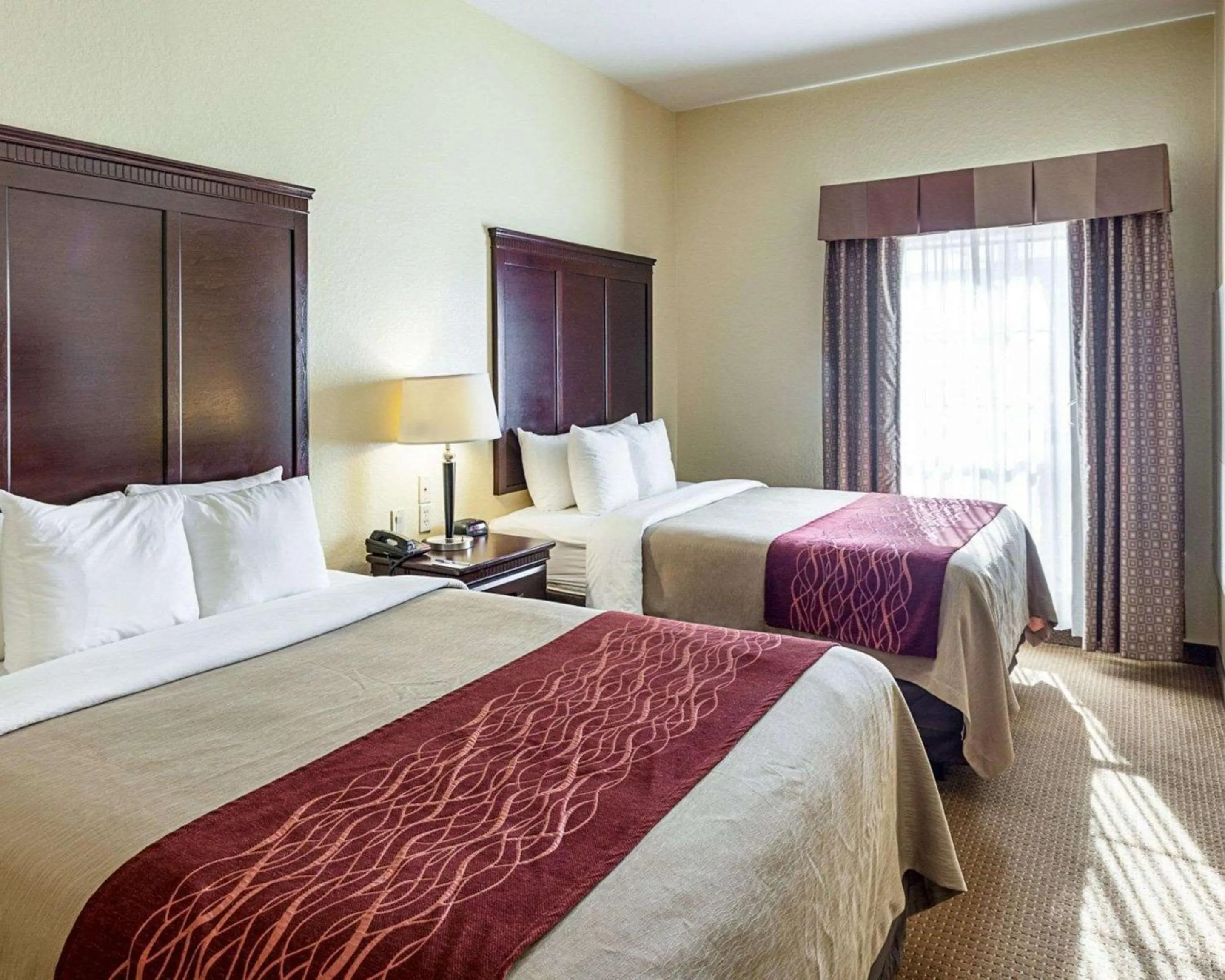 Bedroom in Comfort Inn near Seaworld - Lackland AFB