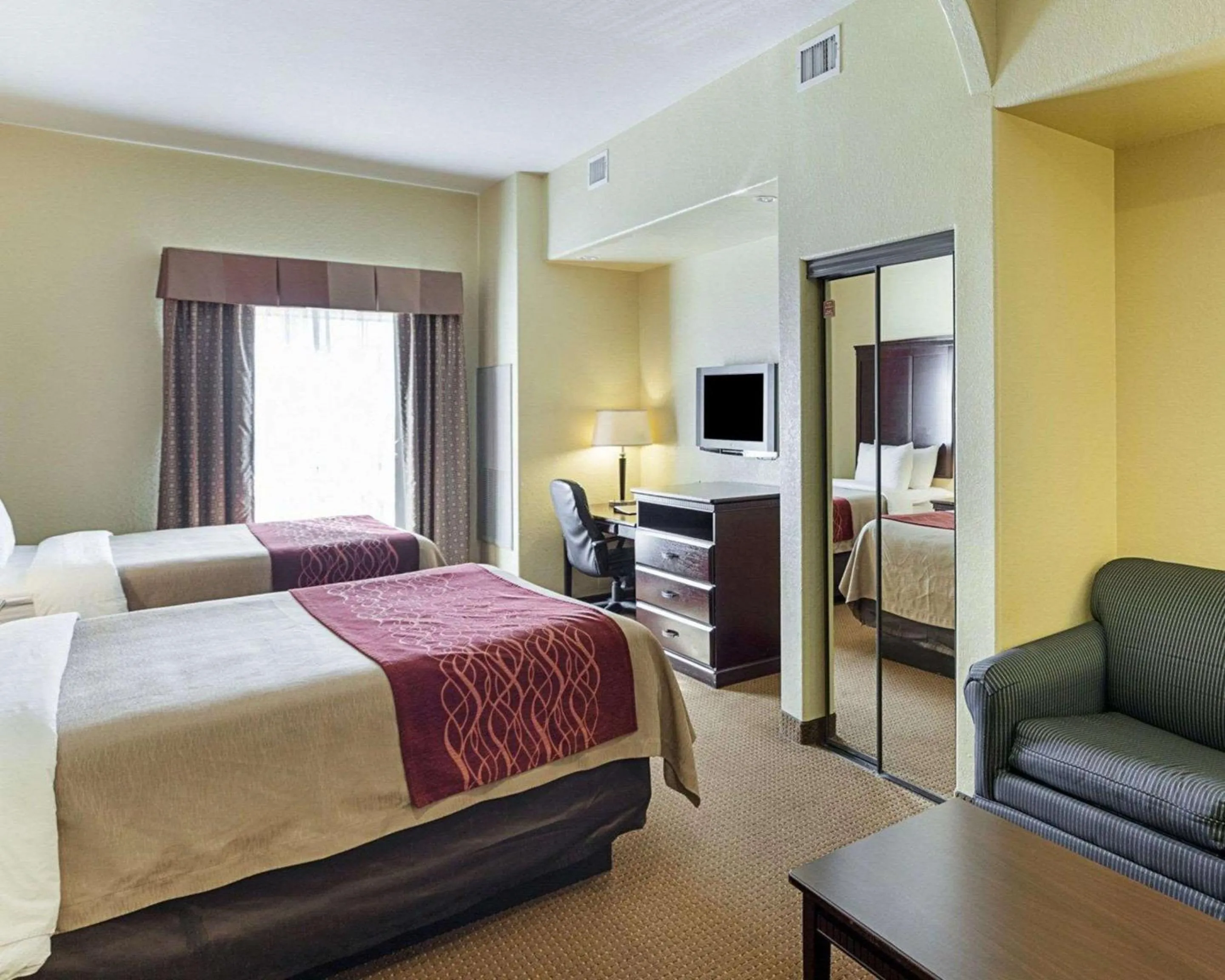 Bedroom in Comfort Inn near Seaworld - Lackland AFB