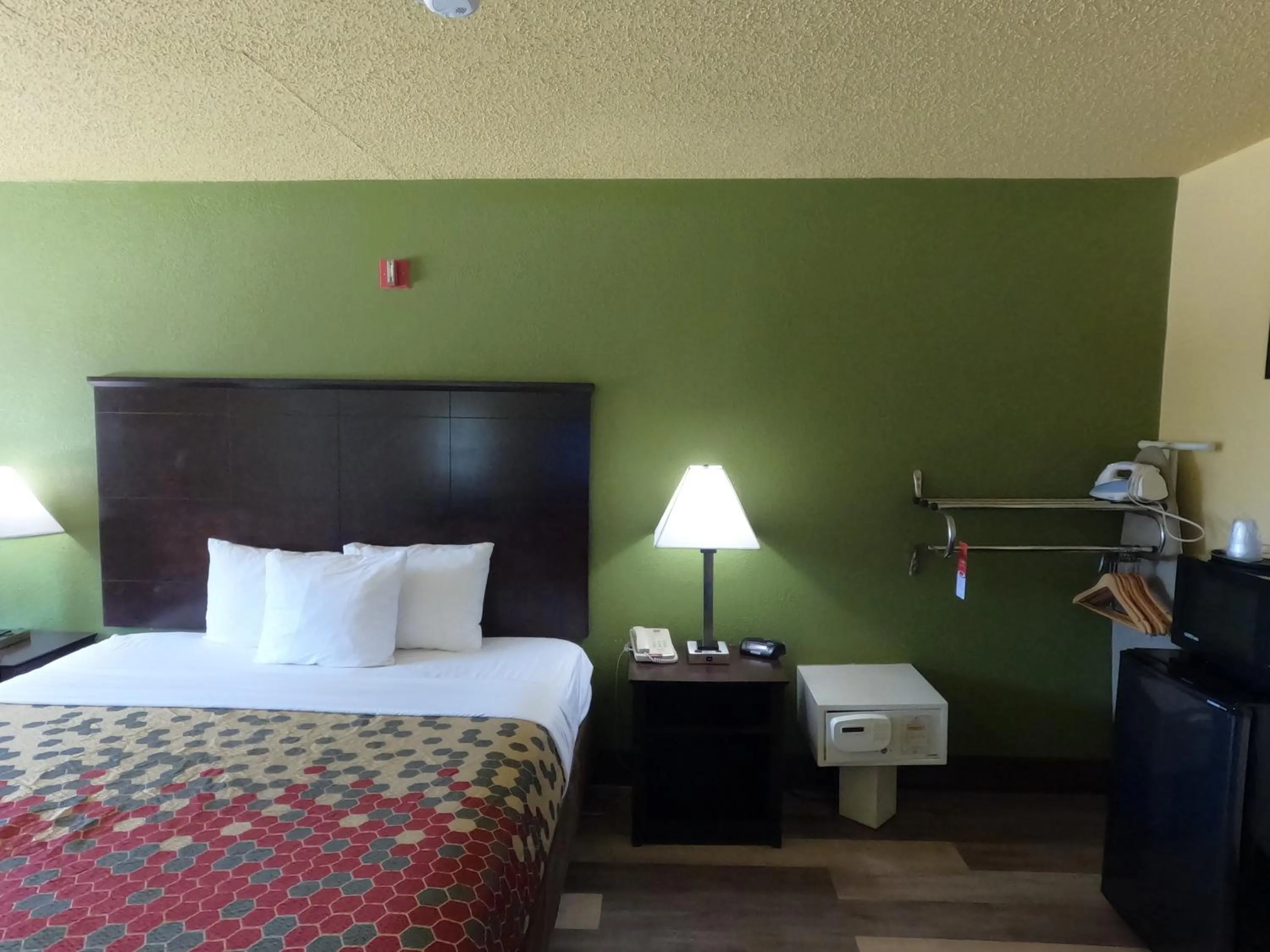 Bed in Econo Lodge Inn & Suites San Antonio near Frost Bank Center