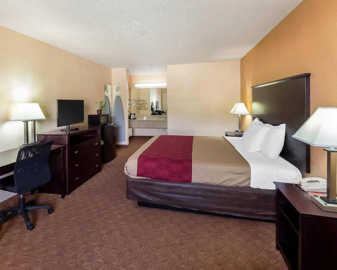 Bedroom, Bed in Econo Lodge Inn & Suites San Antonio near Frost Bank Center
