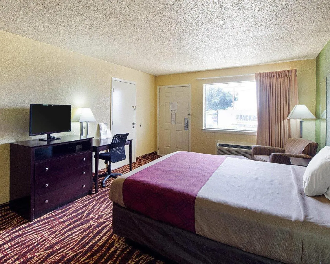 Bedroom, Bed in Econo Lodge Inn & Suites San Antonio near Frost Bank Center