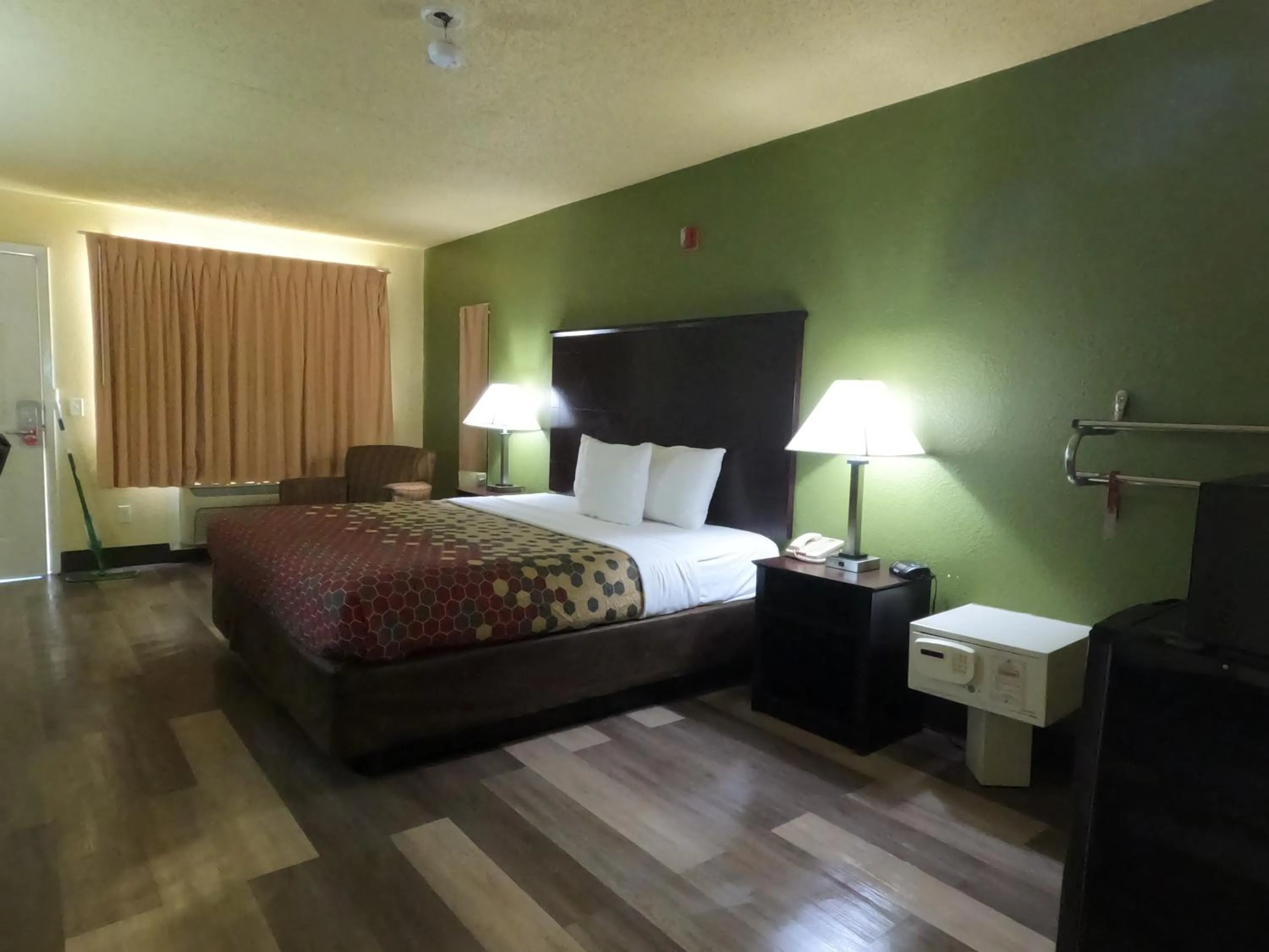 Bed in Econo Lodge Inn & Suites San Antonio near Frost Bank Center