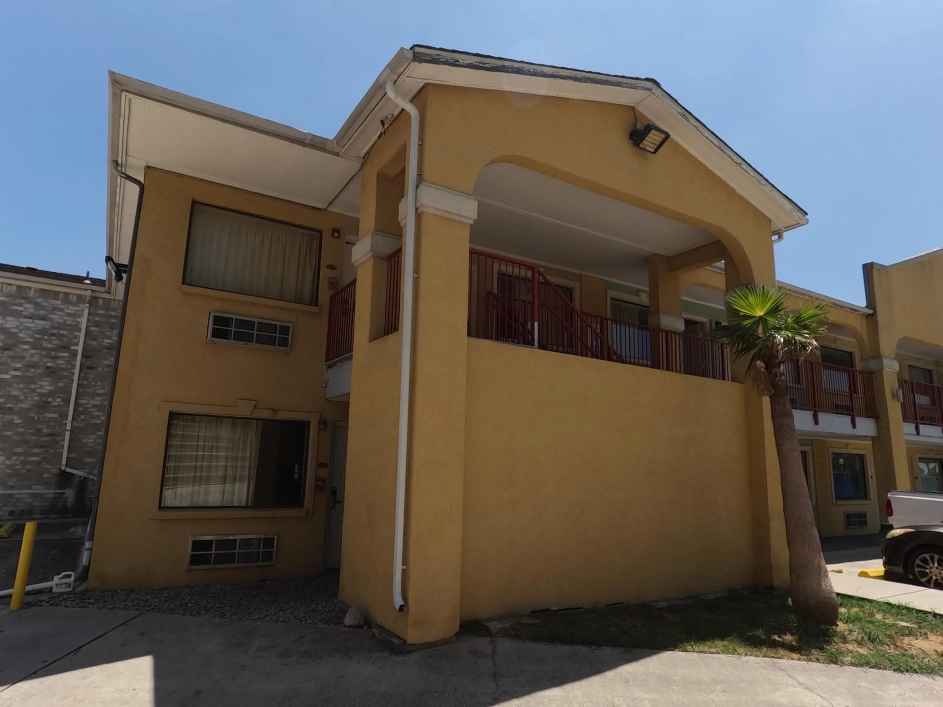 Econo Lodge Inn & Suites San Antonio near Frost Bank Center