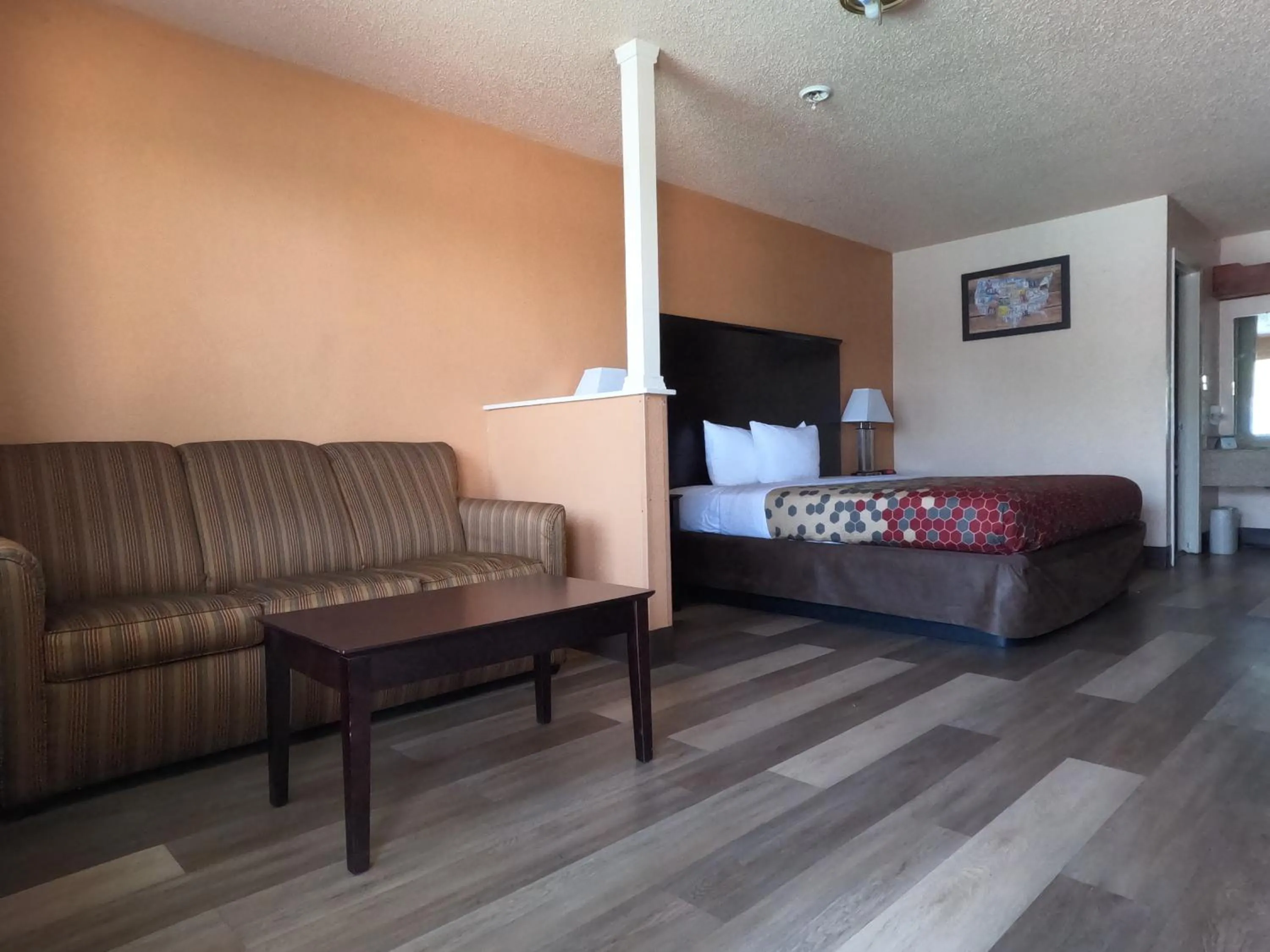 Econo Lodge Inn & Suites San Antonio near Frost Bank Center