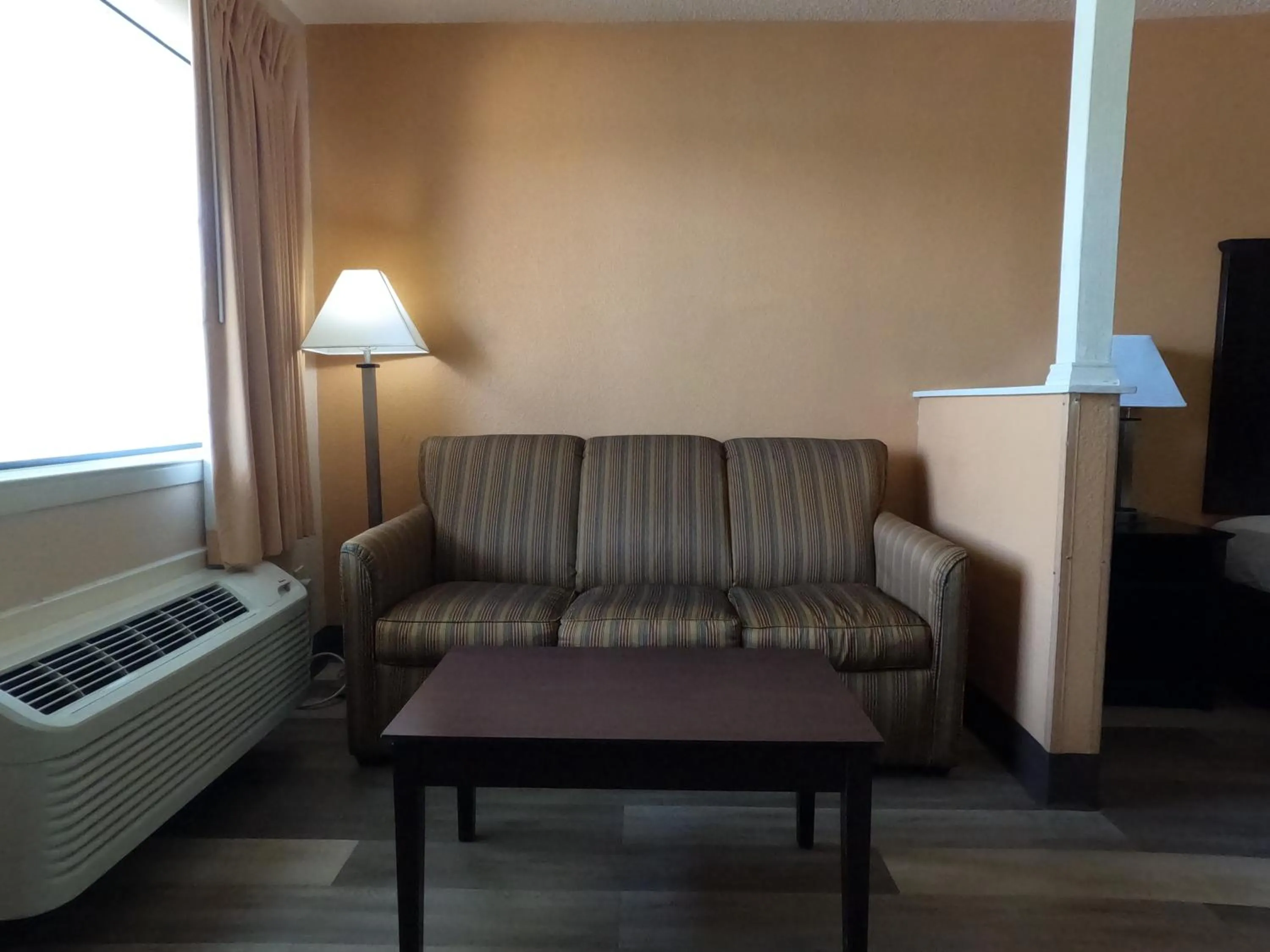 Econo Lodge Inn & Suites San Antonio near Frost Bank Center