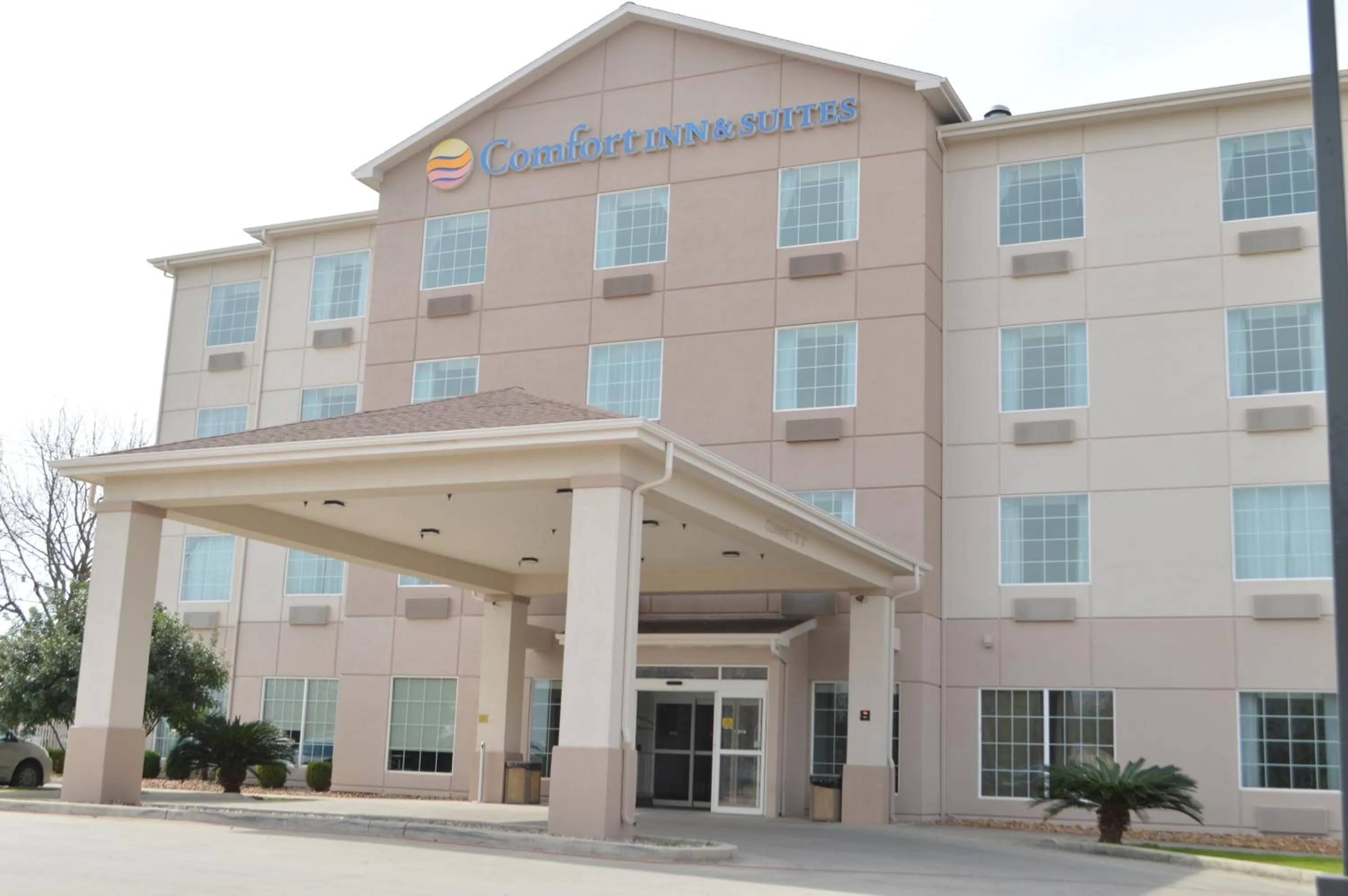 Property building in Comfort Inn & Suites Selma near Randolph AFB