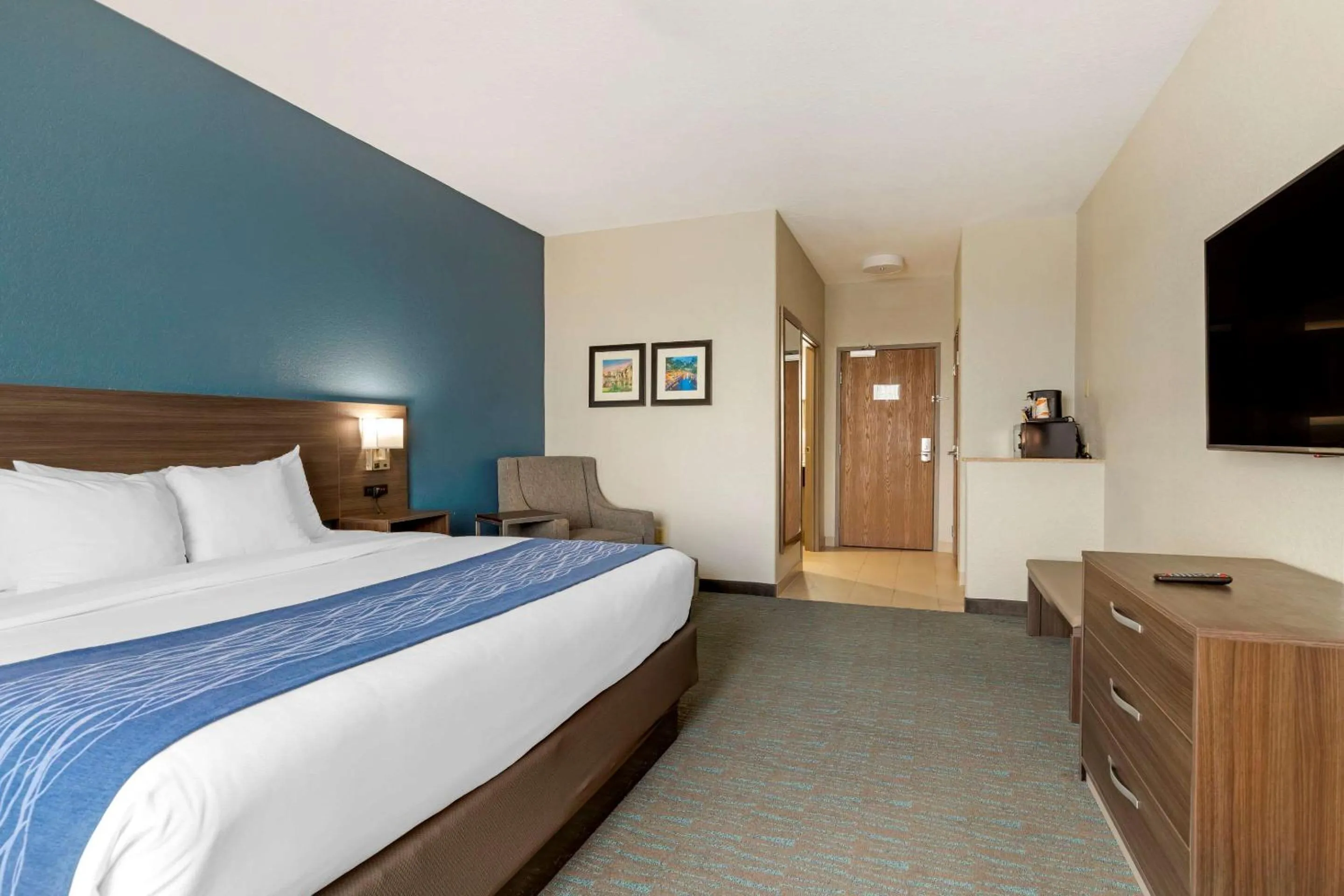 Photo of the whole room, Bed in Comfort Inn & Suites Selma near Randolph AFB