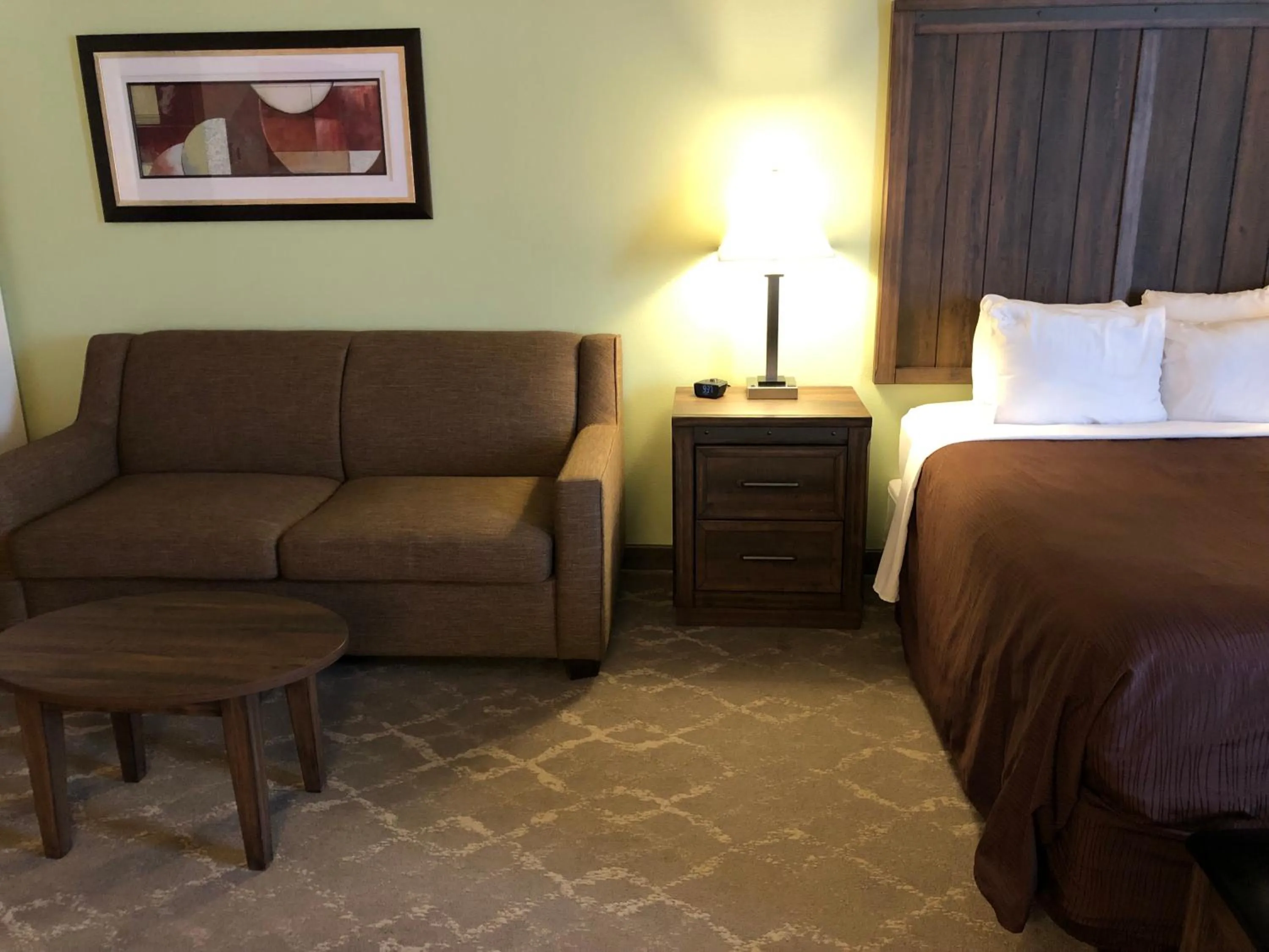 Living room, Bed in Aspen Suites Hotel Homer