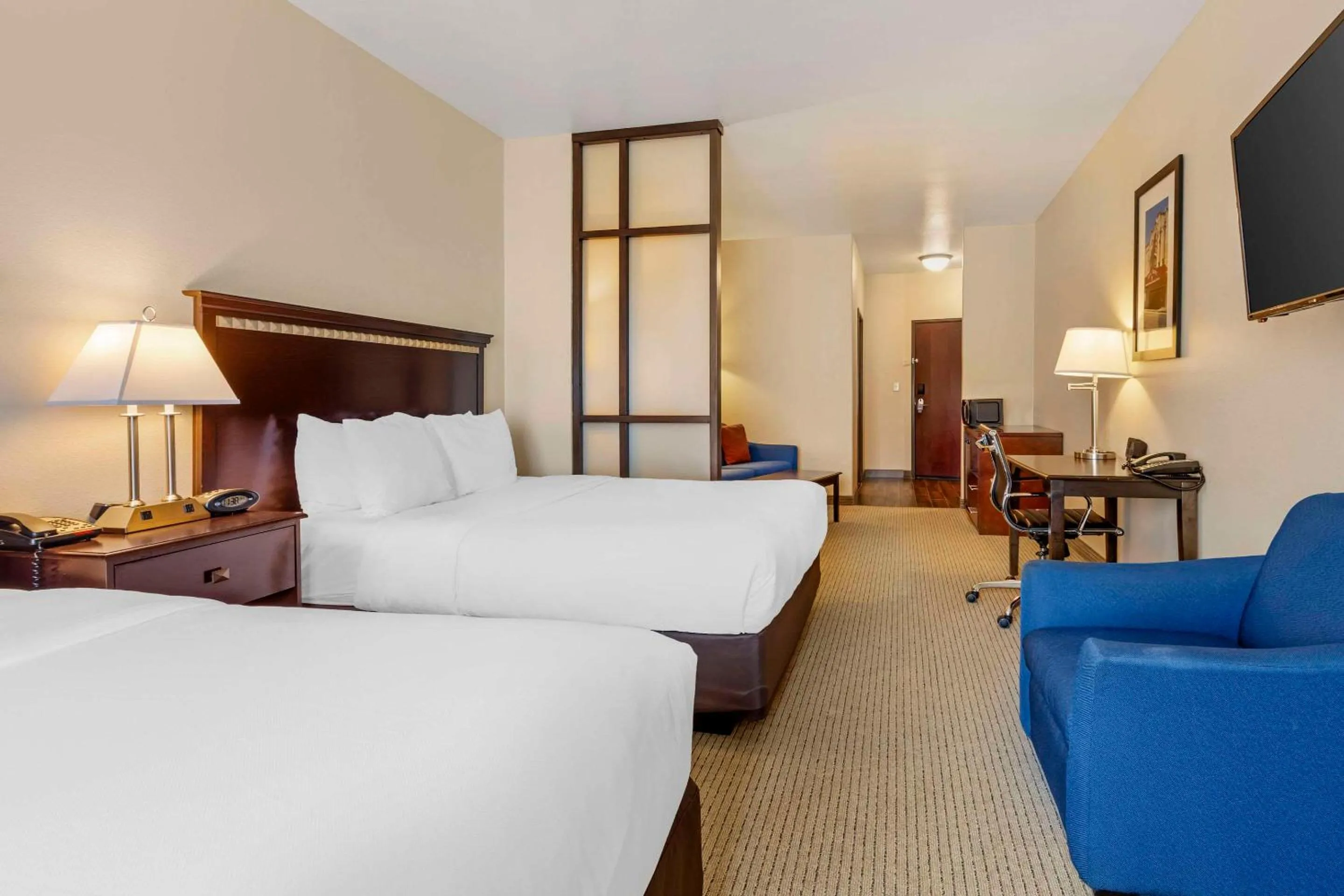 Bed in Comfort Suites Palestine