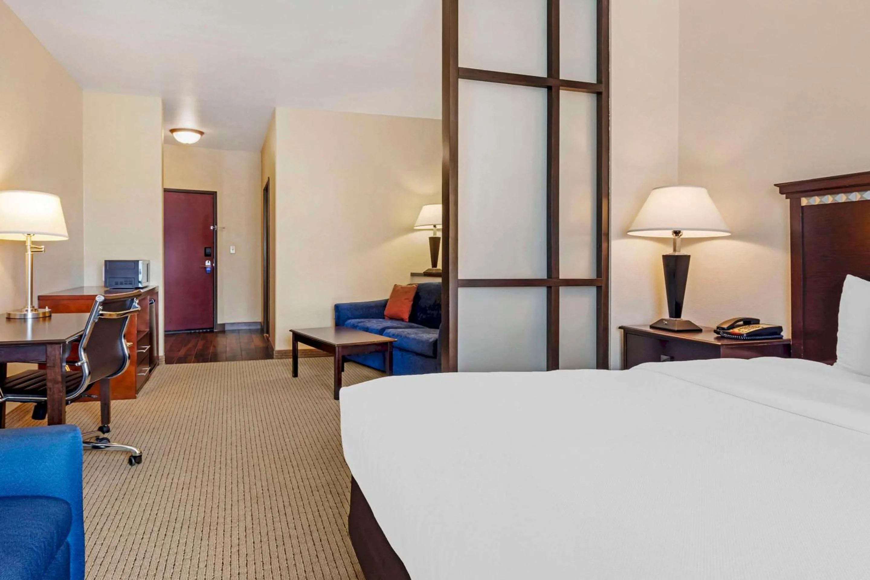 Bedroom, Bed in Comfort Suites Palestine