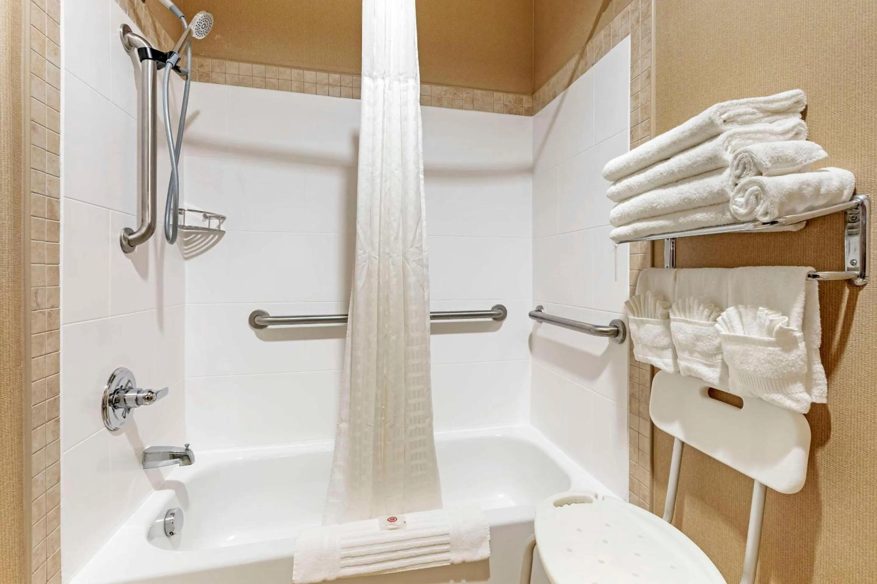 Bedroom in Comfort Suites Palestine