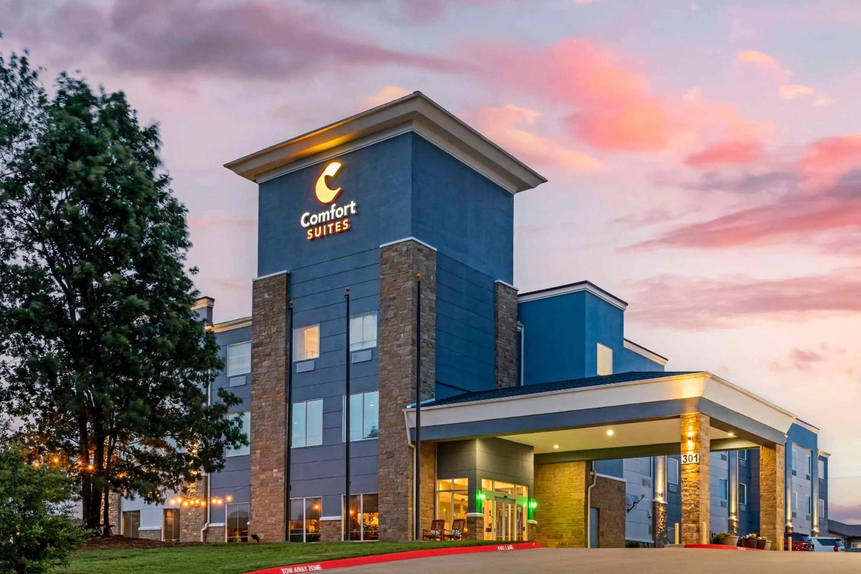 Property building in Comfort Suites Palestine