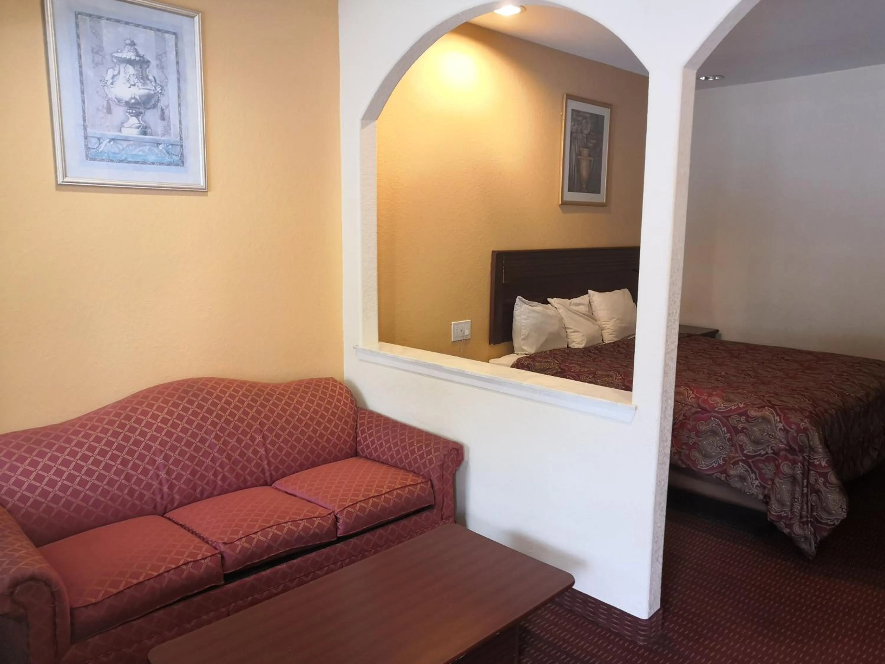 Bed in Scottish Inn & Suites IAH West