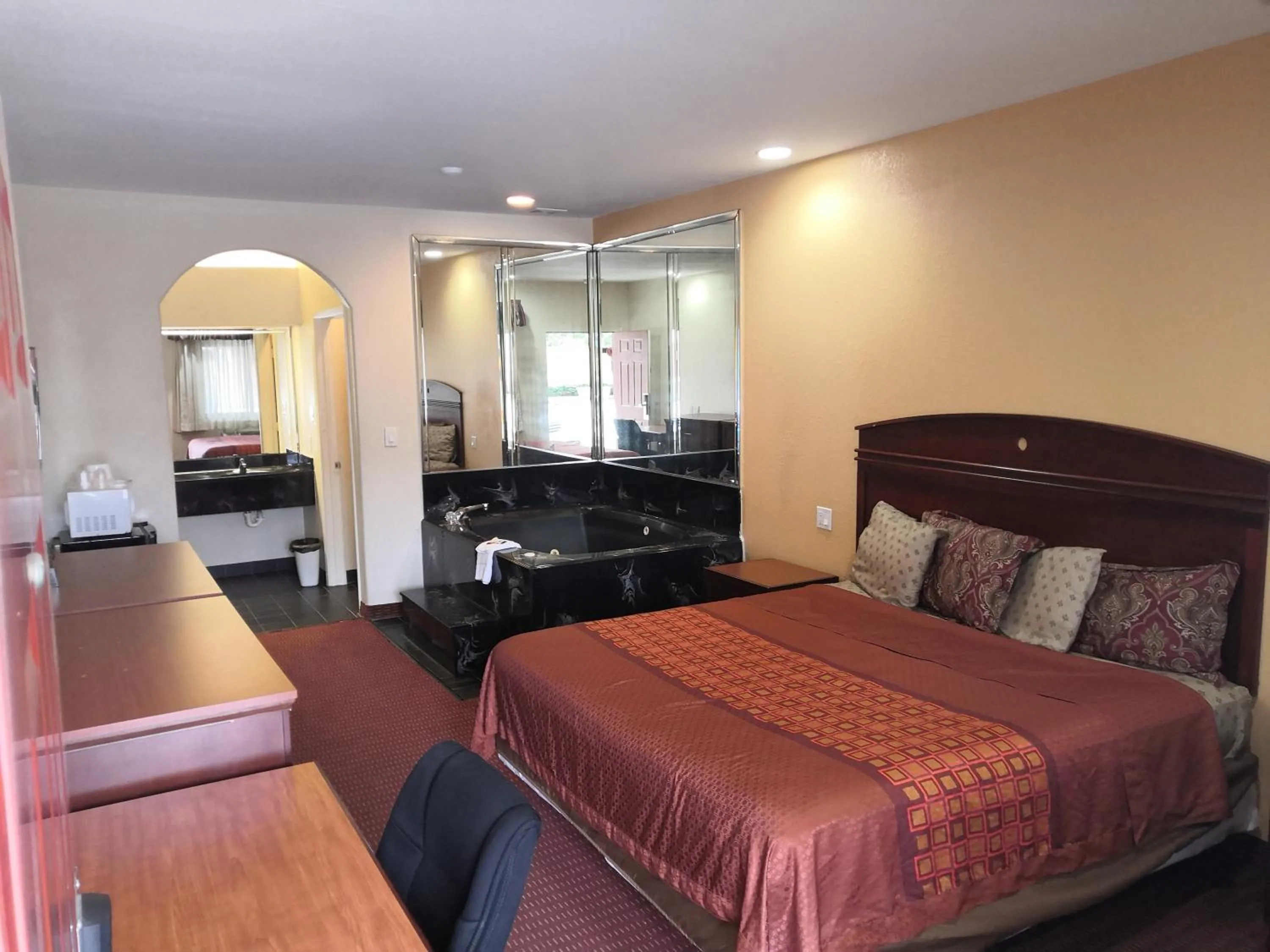 Bed in Scottish Inn & Suites IAH West