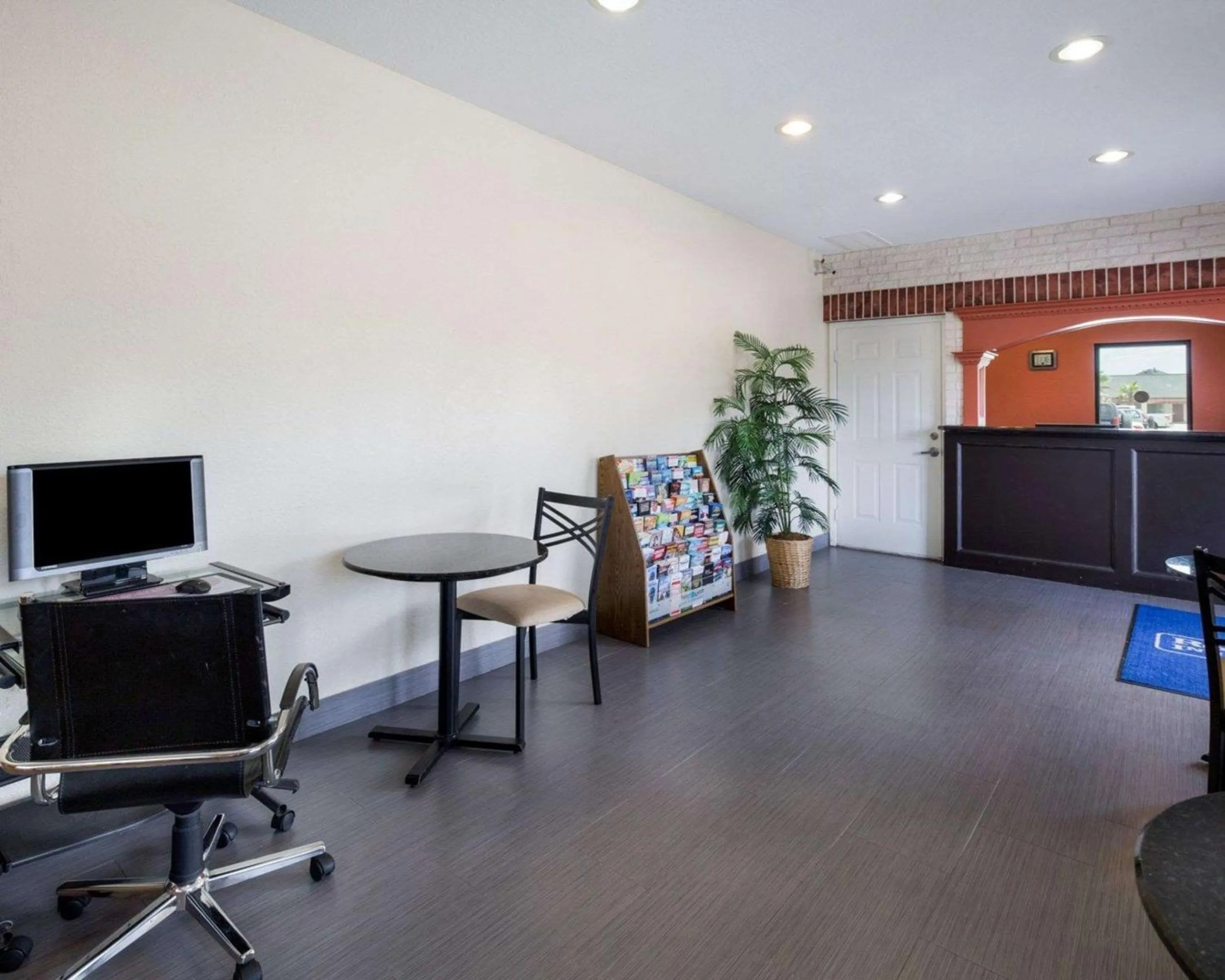 Lobby or reception in Scottish Inn & Suites IAH West