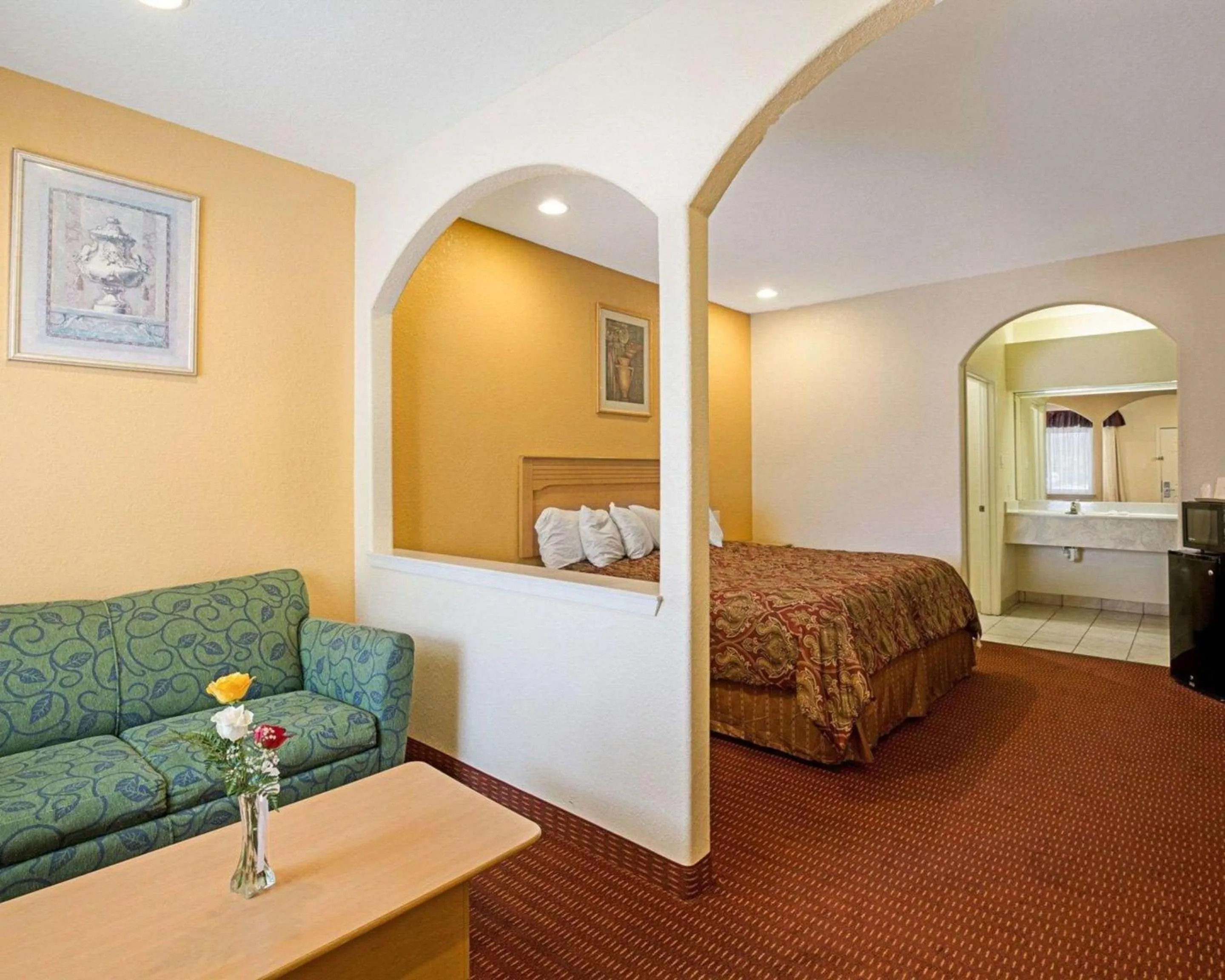 Photo of the whole room, Bed in Scottish Inn & Suites IAH West