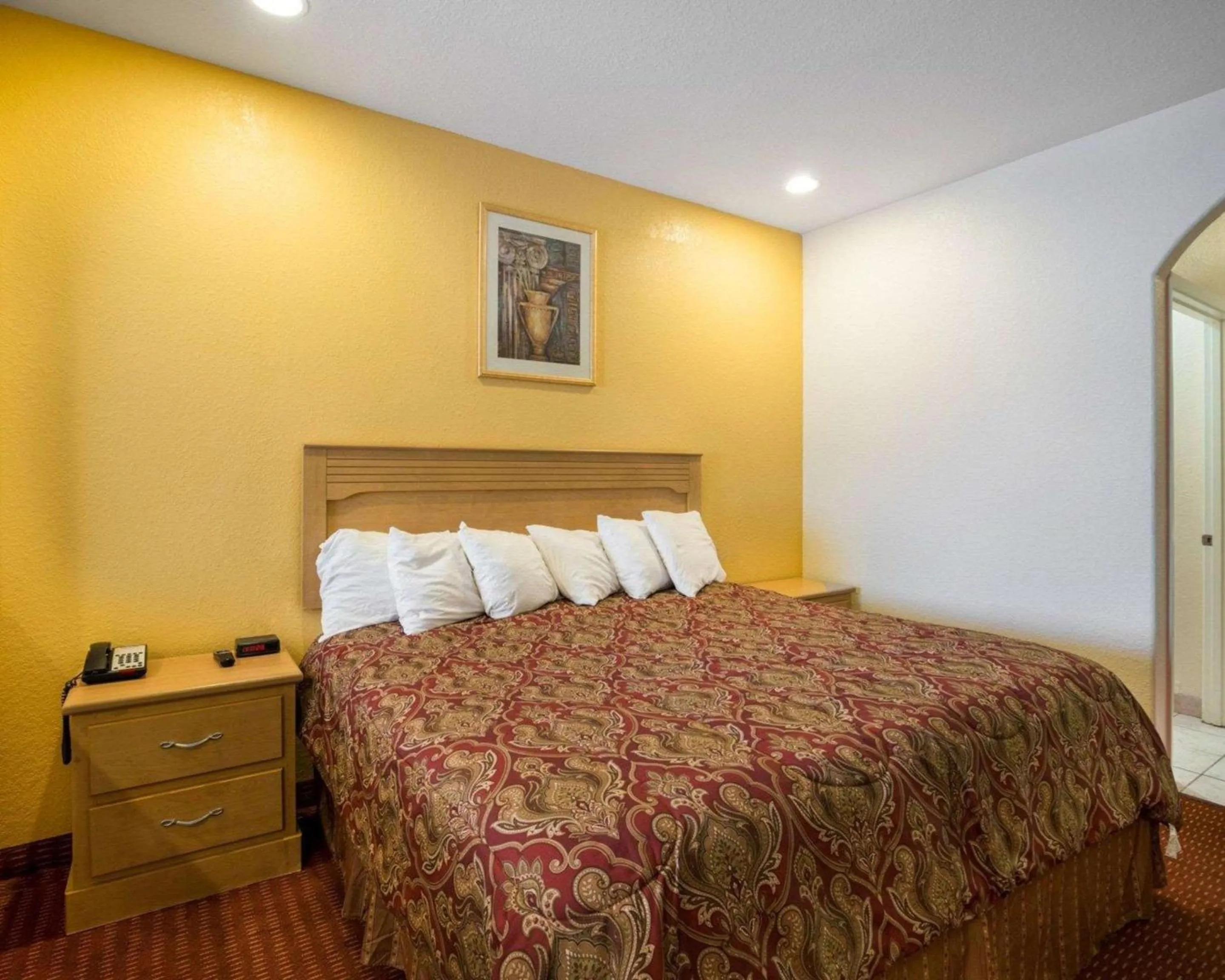 Photo of the whole room, Bed in Scottish Inn & Suites IAH West