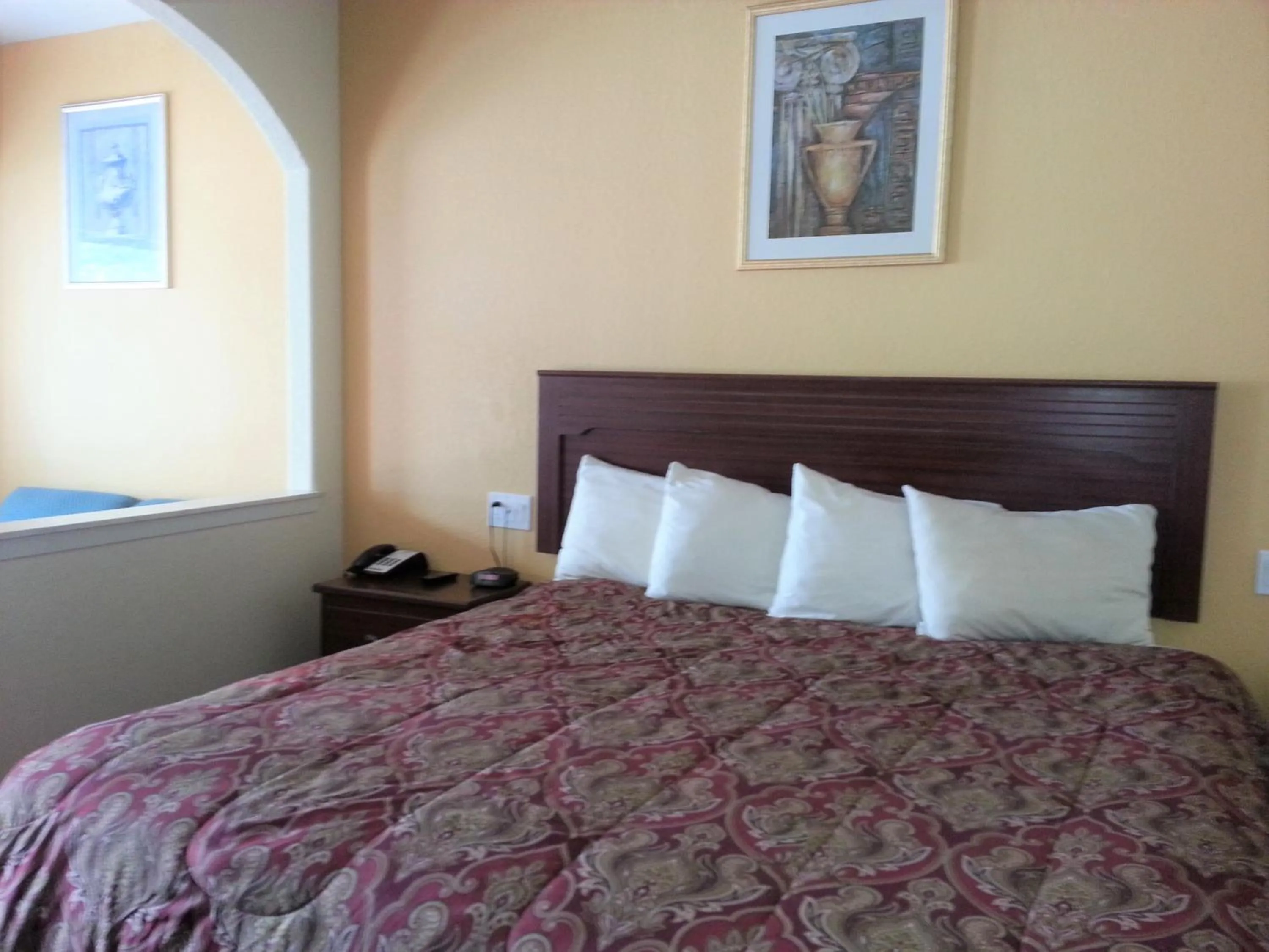 Bed in Scottish Inn & Suites IAH West