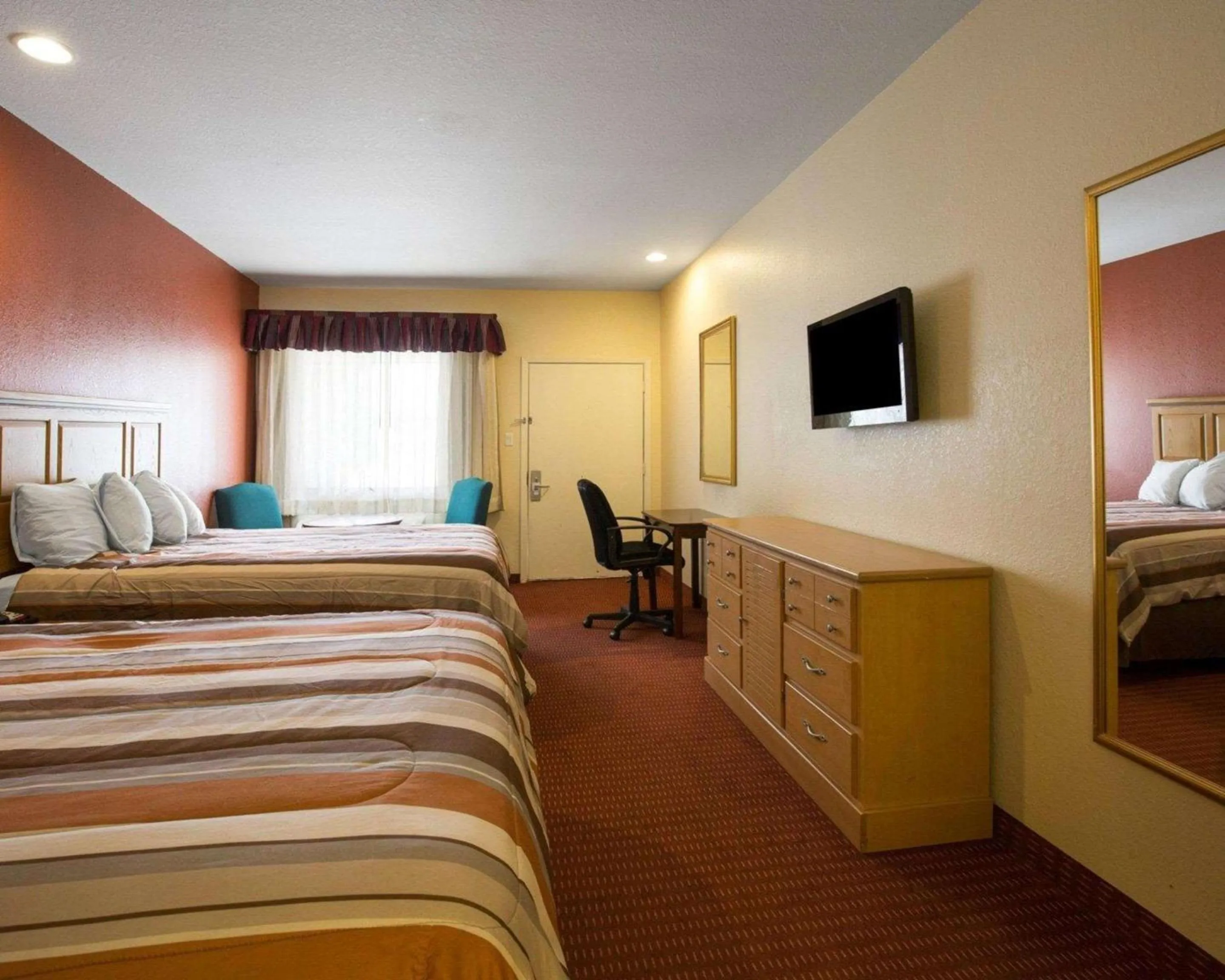 Photo of the whole room, Bed in Scottish Inn & Suites IAH West