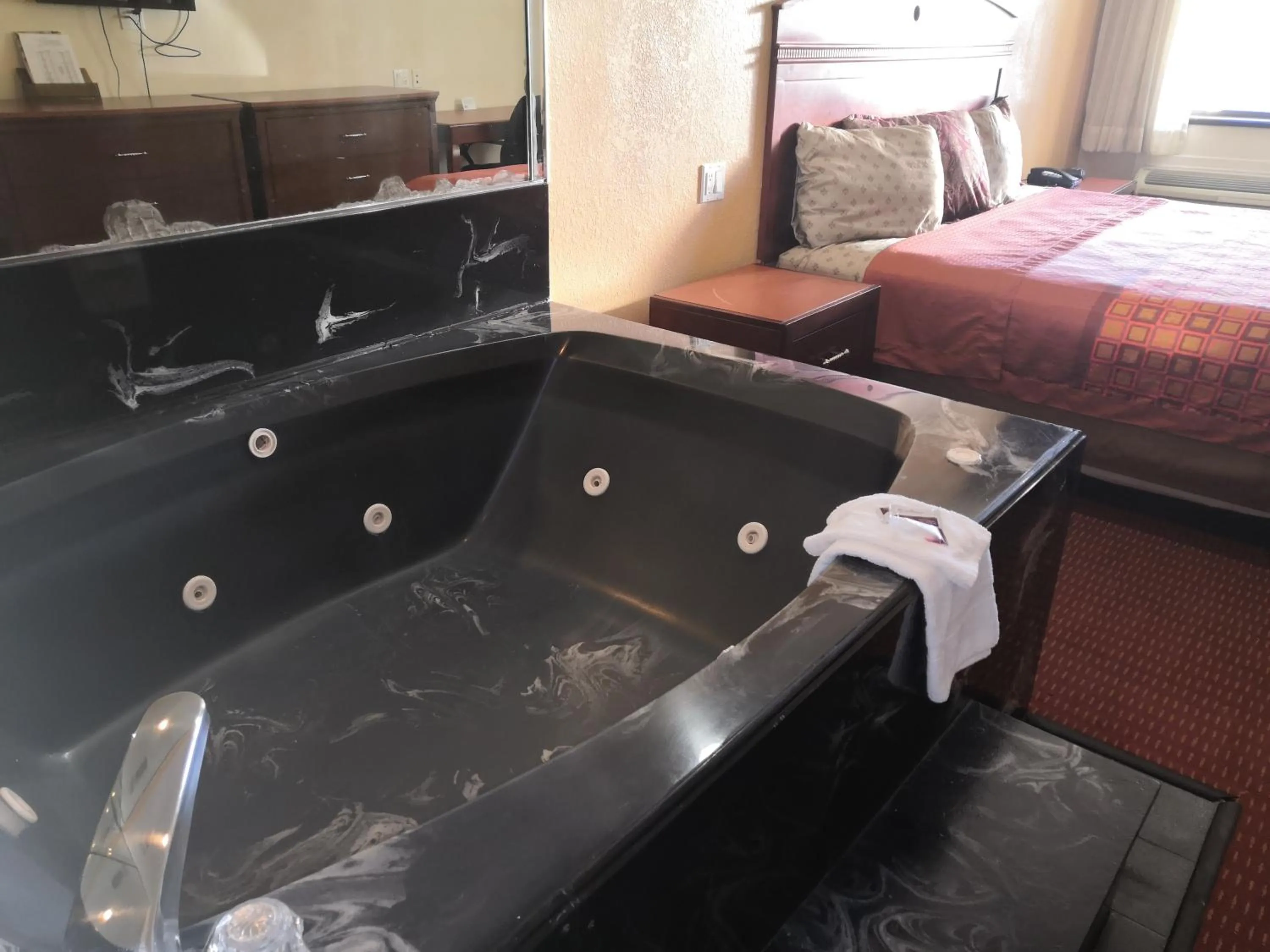 Bed in Scottish Inn & Suites IAH West