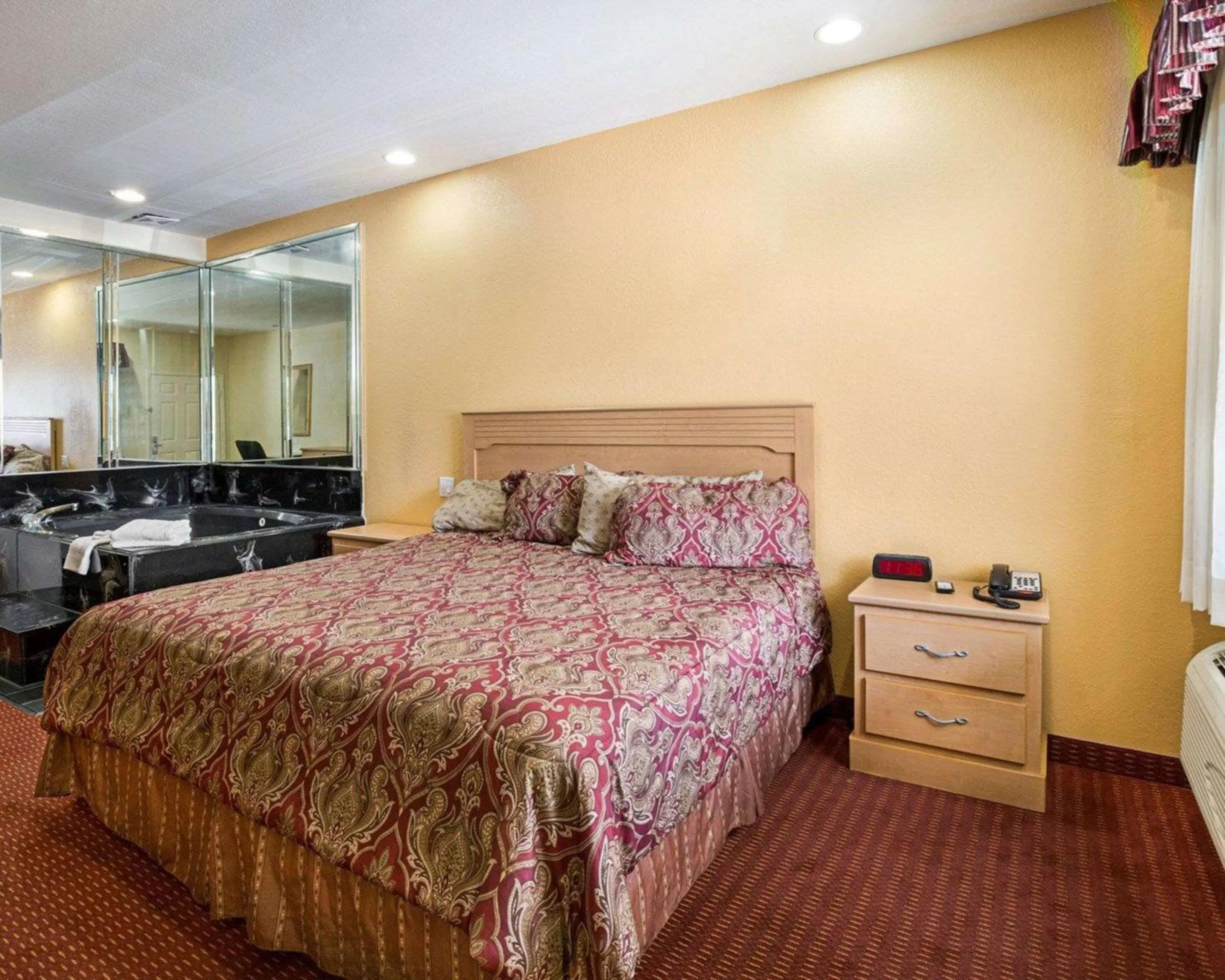 Photo of the whole room, Bed in Scottish Inn & Suites IAH West