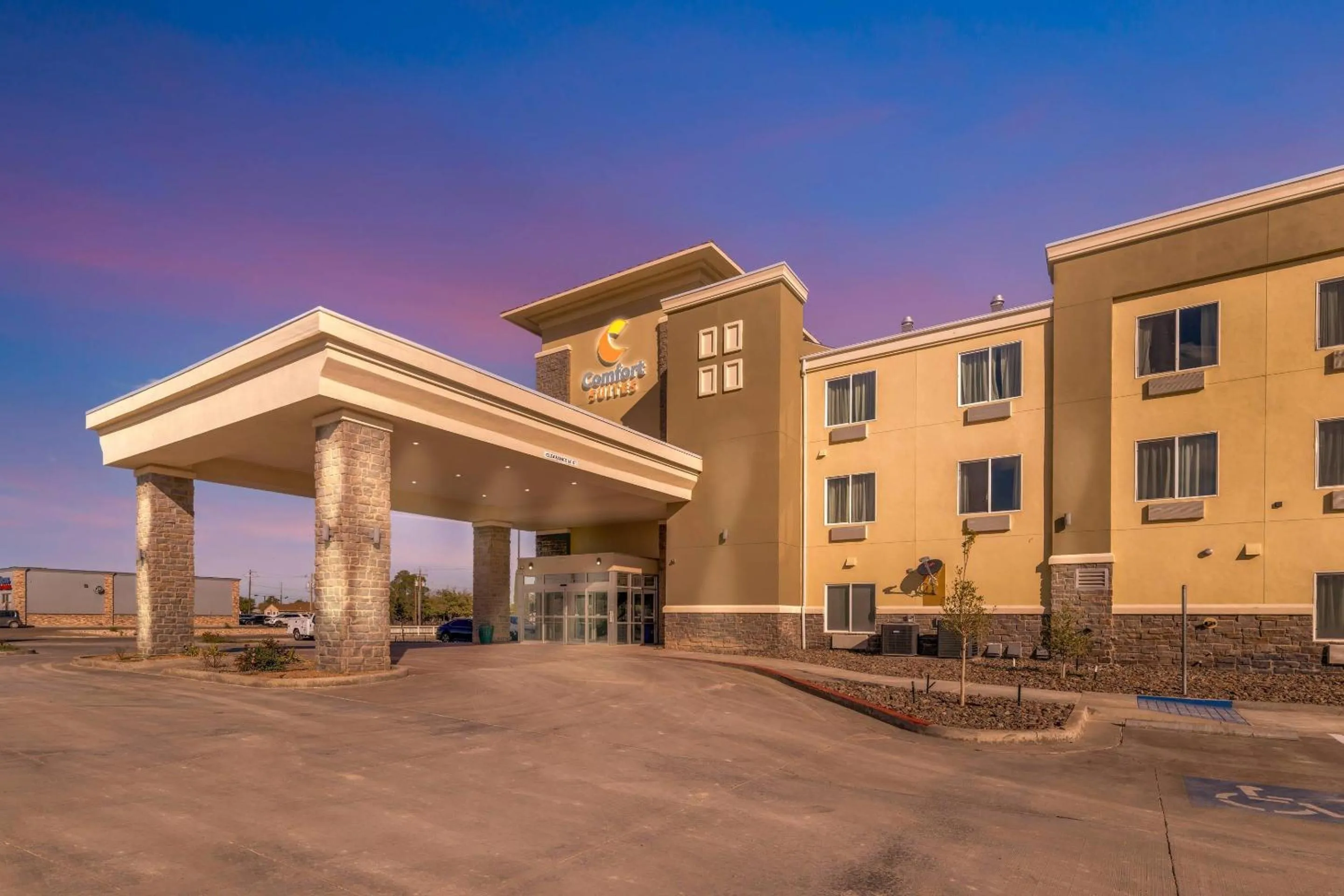 Property building in Comfort Suites Pecos