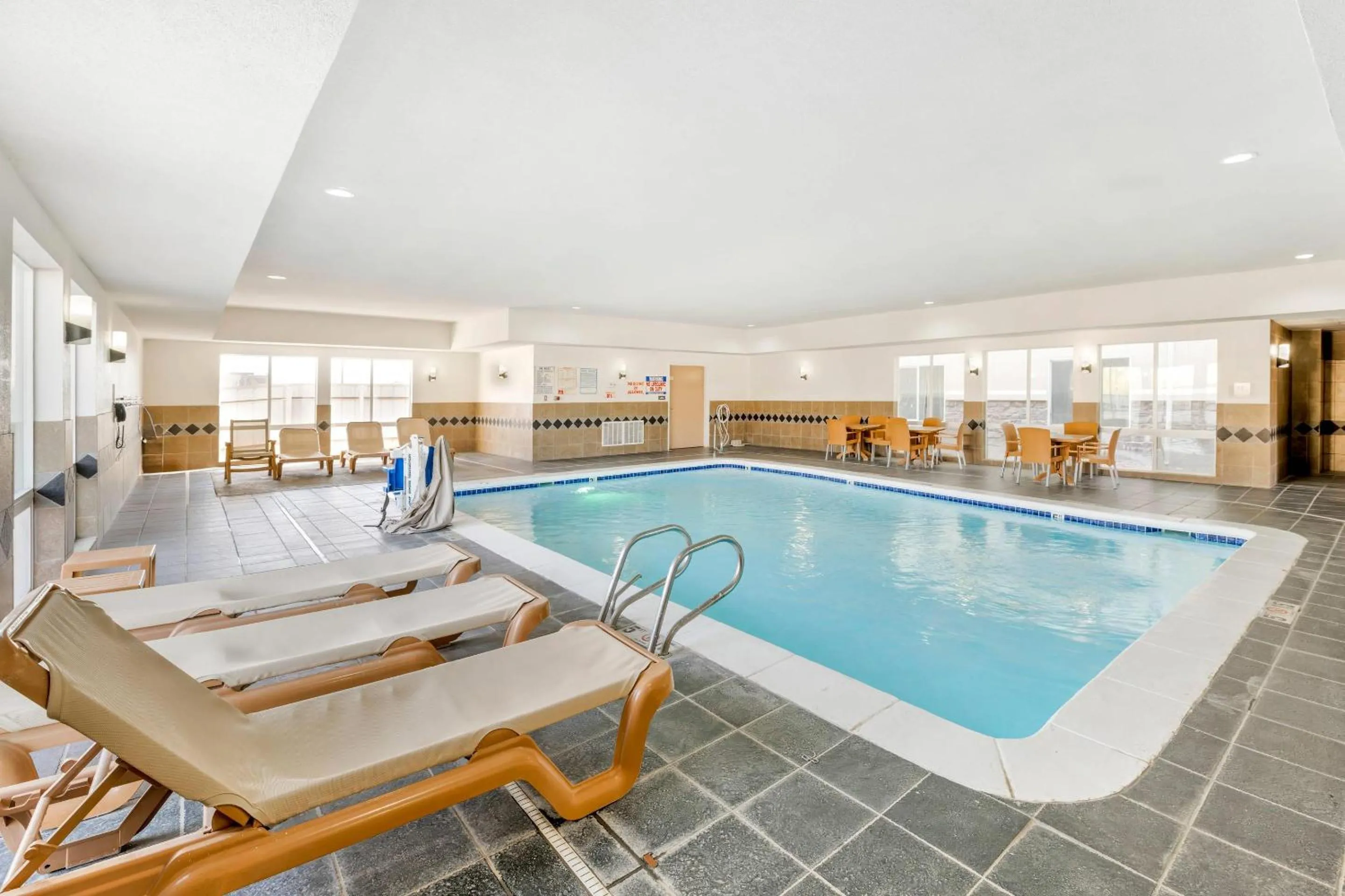 Swimming pool in Comfort Suites Pecos