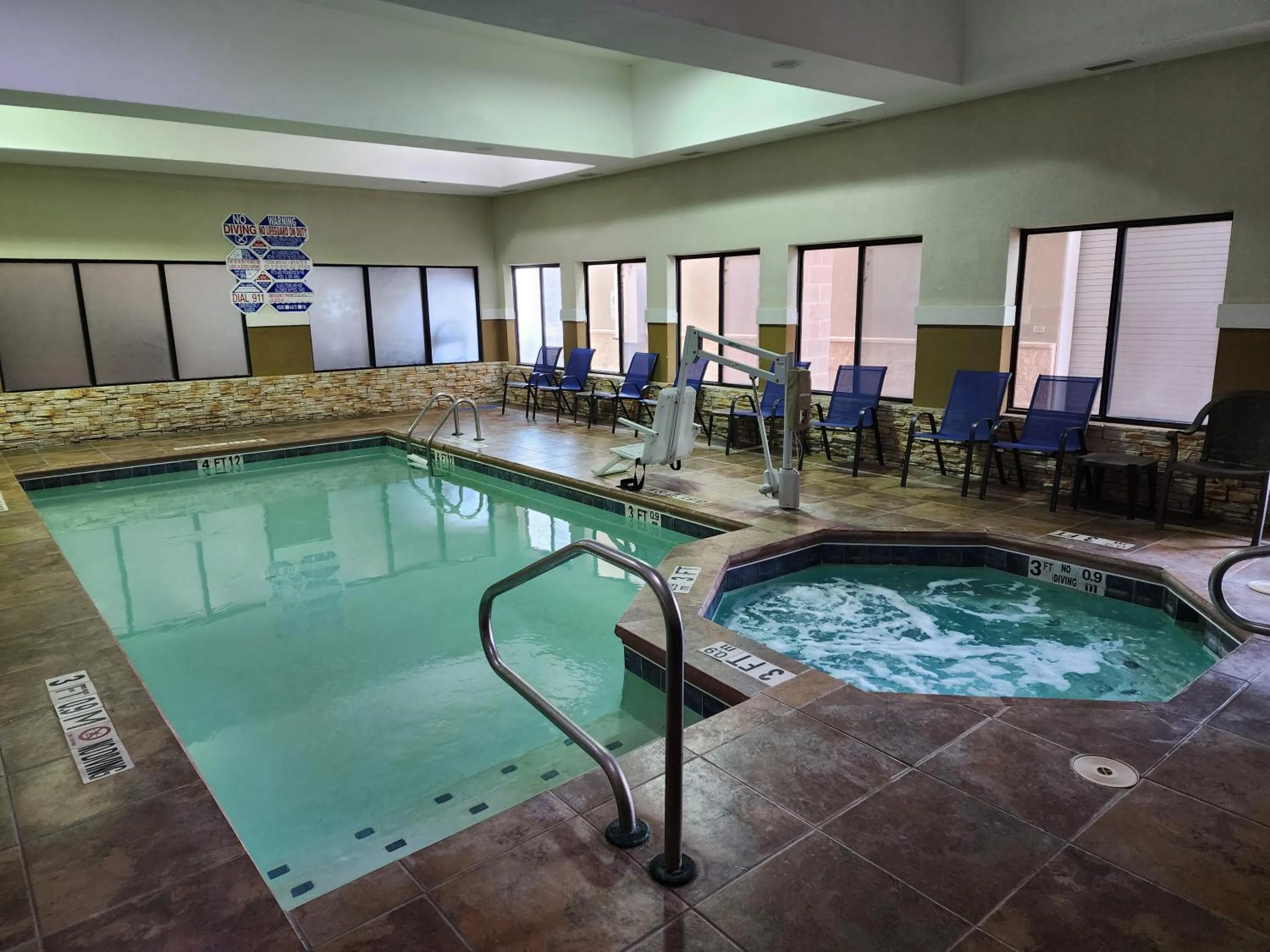 Swimming pool in Sleep Inn & Suites West Medical Center